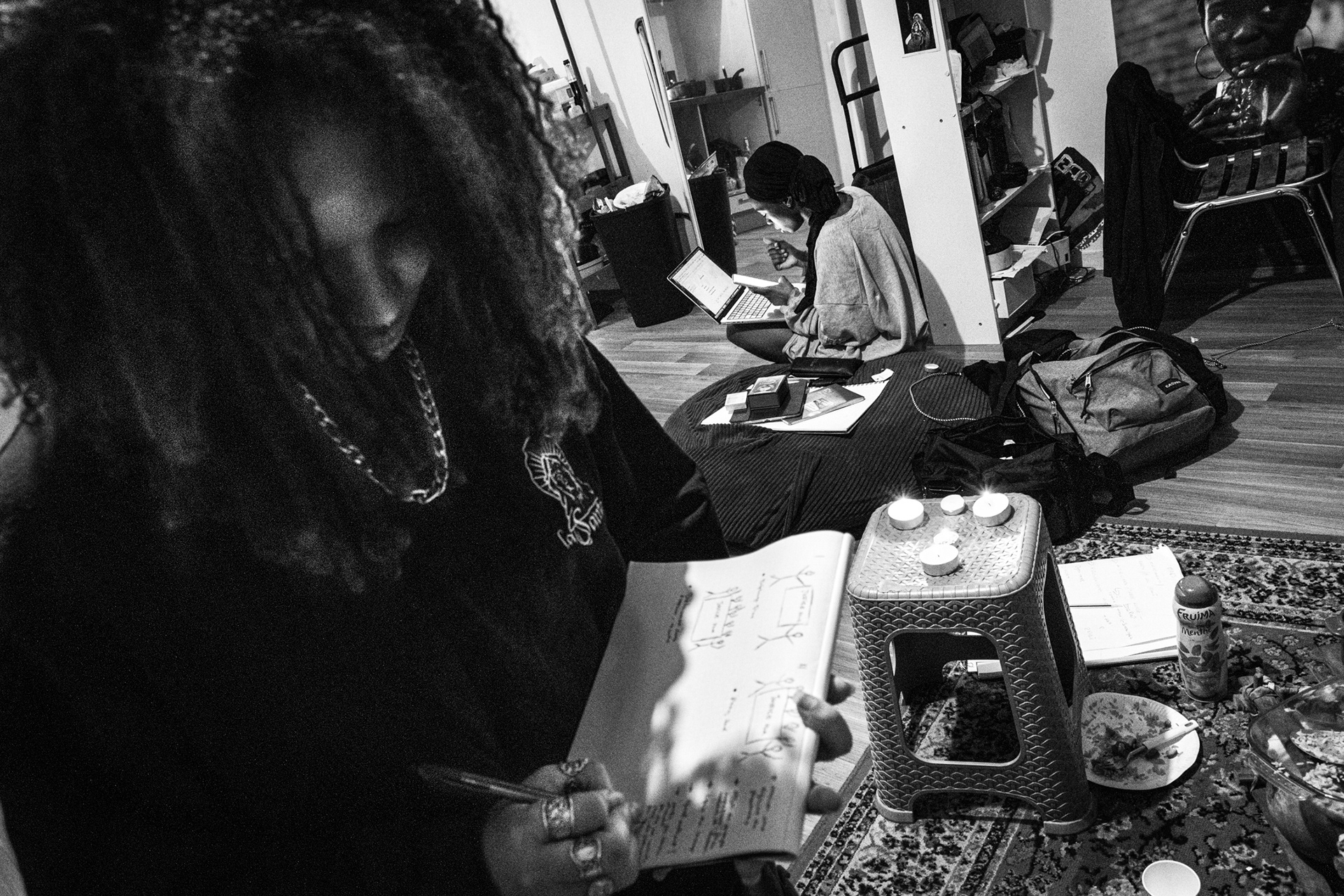 Rose Oyemi’s livingroom, Aubervilliers, Paris. February 11, 2026. Kael, a member of the BlakoutGeneration, notes down the ideas put forward by RoseOyemi during the organisation of an open mic event at the Belleville belvedere in tribute to El Hacen Diarra, who died in police custody following a violent arrest by the police on the night of 15–16 January 2026.