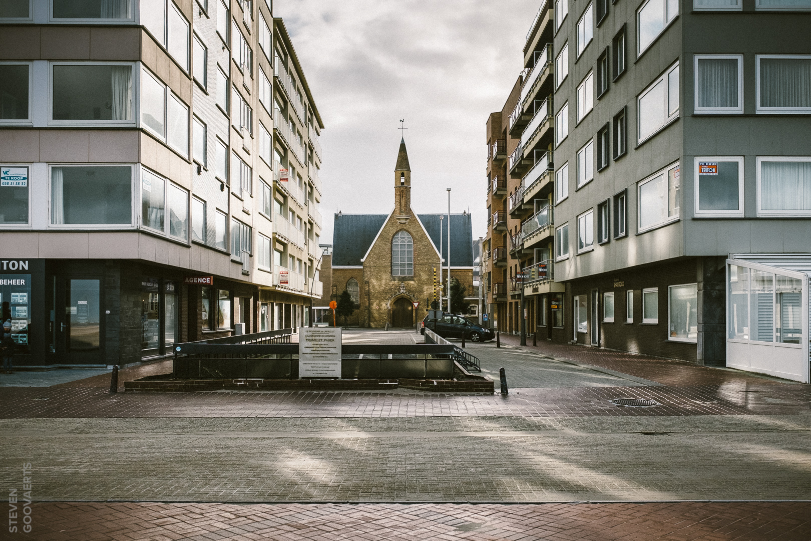 God wil zijn zeezicht bewaren en duwt de hoogbouw opzij.