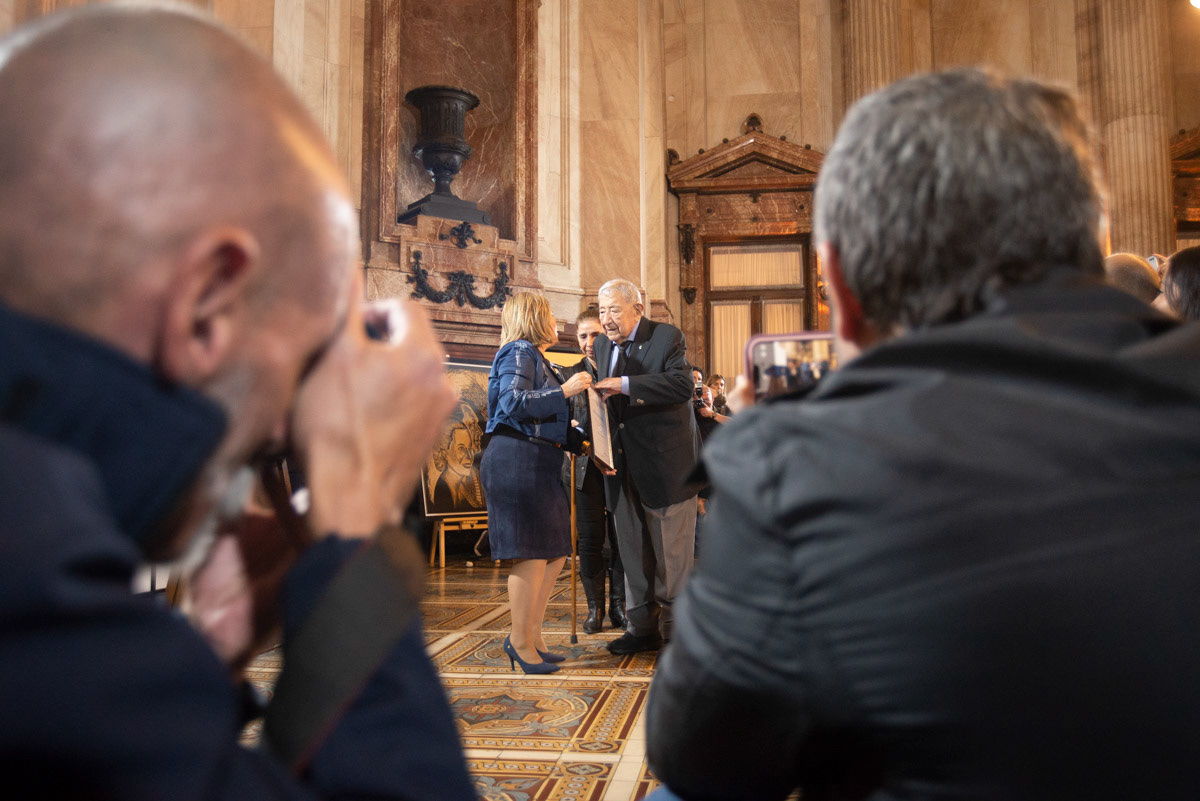 Oraldo Britos recibe distinción de manos de Clara Vega en el homenaje a la dirigencia sindical a 40 años del retorno de la democracia. Foto: Max Lopez Musacchio/ aRGra Escuela 2023