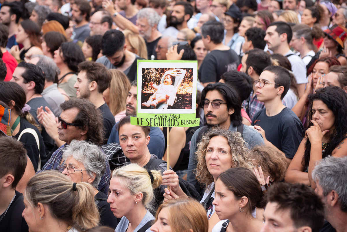 Dos mujeres sostienen un cartel con la imagen de un bebe, y un pedido de búsqueda sobre él en la marcha conmemorativa del día Nacional de la Memoria por la Verdad y la Justicia en la Ciudad Autónoma de Buenos Aires, Argentina, el 24 de Marzo de 2023.