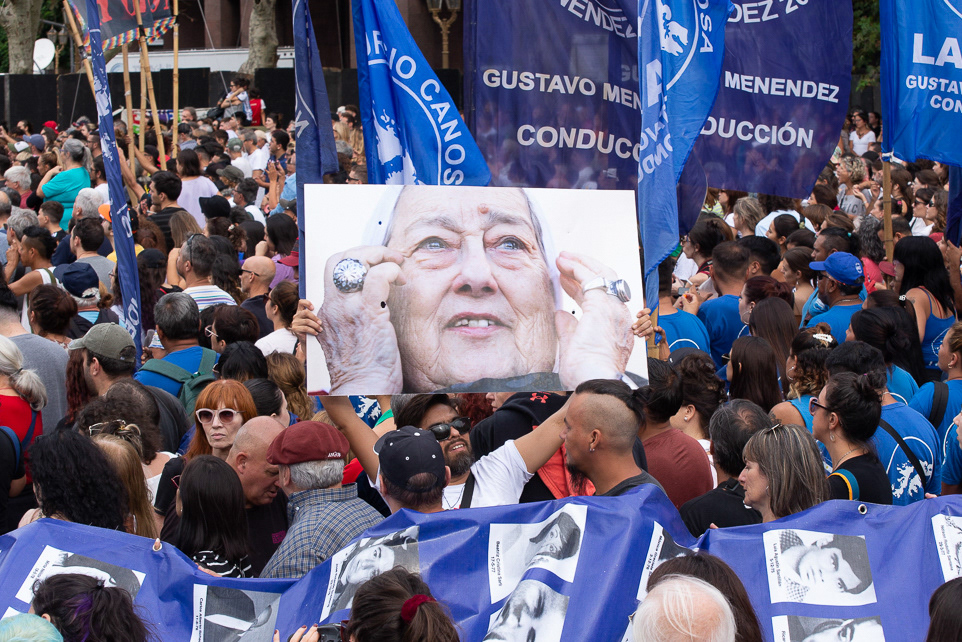 Un hombre sostiene una imagen de quien fuera la presidenta de la Asociación Madres de Plaza de Mayo, Hebe de Bonafini, fallecida el 20 de noviembre de 2022, en el marco de la conmemoración del día Nacional de la Memoria por la Verdad y la Justicia en la Ciudad Autónoma de Buenos Aires, Argentina, el 24 de Marzo de 2023.