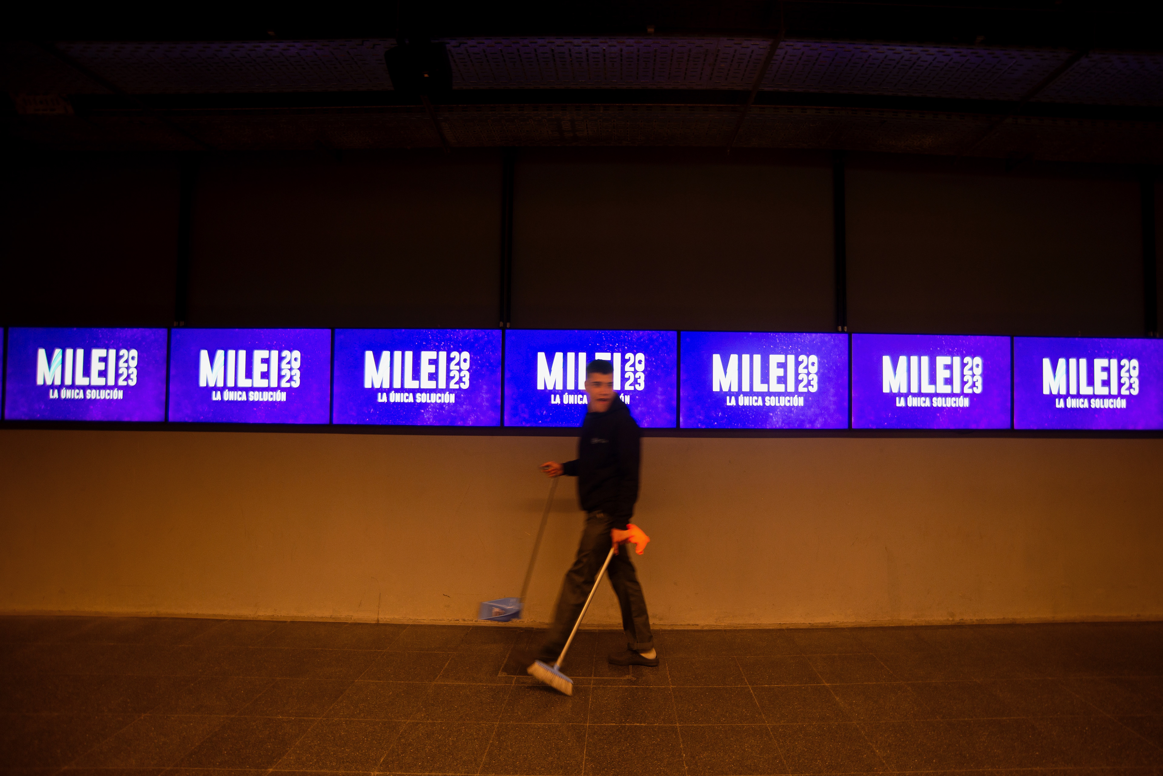 Cierre de Campaña de Javier Milei y su espacio político La Liberta Avanza en el Movistar Arena en la Ciudad Autónoma de Buenos Aires, Argentina el 18 de Octubre de 2023. Foto: Max Lopez Musacchio/ aRGra Escuela 2023