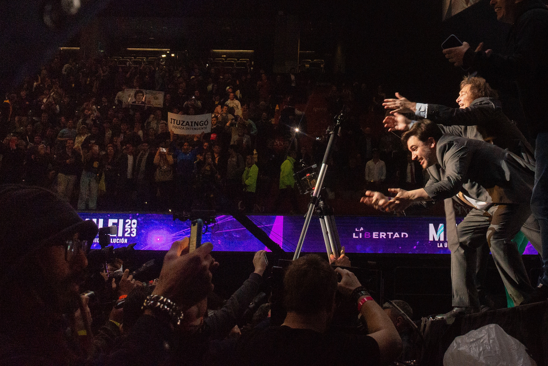 Javier Milei, candidato a presidente por La Libertad Avanza y Ramiro Marra, candidato a Jefe de Gobierno de la Ciudad de Buenos Aires al termino del cierre de campaña en el Movistar Arena en la Ciudad Autónoma de Buenos Aires, Argentina el 18 de Octubre de 2023. Foto: Max Lopez Musacchio/ aRGra Escuela 2023