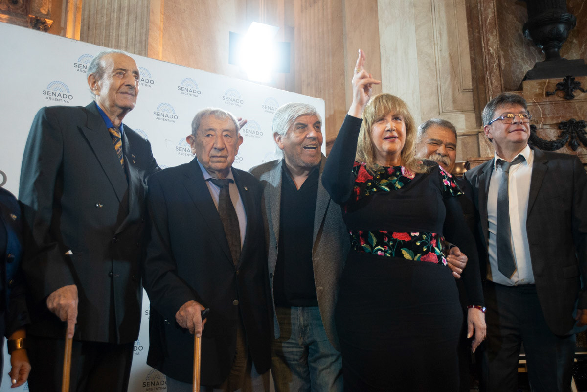 De izquierda a derecha, Lorenzo Pepe, Oraldo Britos, Hugo Moyano, Noe Ruiz (AMA), Carlos Cejas (Sind. Seguridad Privada) y Fabian Framarín (ASURA) en el homenaje a la dirigencia sindical a 40 años del retorno de la democracia. Foto: Max Lopez Musacchio/ aRGra Escuela 2023