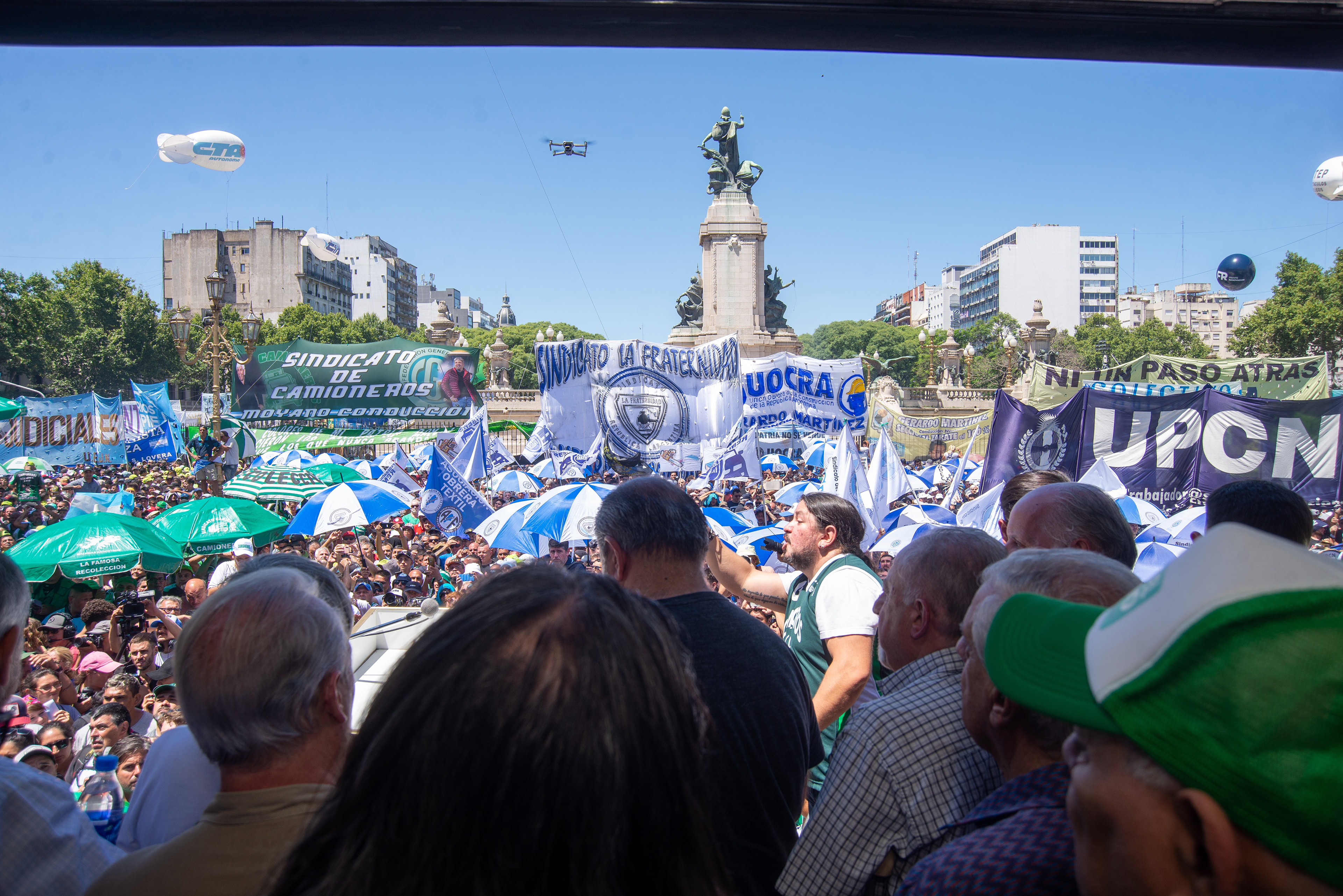 Paro y movilización de la CGT al congreso nacional en rechazo al DNU y la Ley Omnibus - Convocada por la CGT, junto a las dos CTA, UTEP y numerosas organizaciones sociales, sindicales y políticas - Buenos Aires, Argentina, el 24 de Enero de 2024