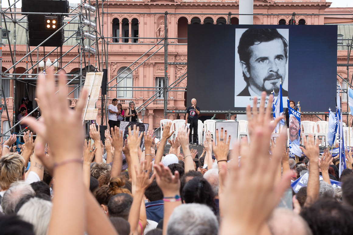 Una multitud participa del acto principal frente a la Casa Rosada de Gobierno en el marco del día Nacional de la Memoria por la Verdad y la Justicia en la Ciudad Autónoma de Buenos Aires, Argentina, el 24 de Marzo de 2023.