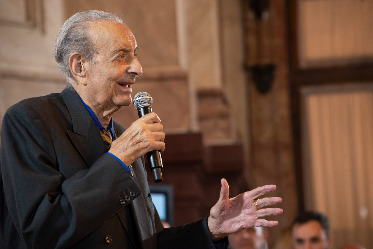 Lorenzo Pepe agradece la distinción del senado en el homenaje a la dirigencia sindical a 40 años del retorno de la democracia. Foto: Max Lopez Musacchio/ aRGra Escuela 2023