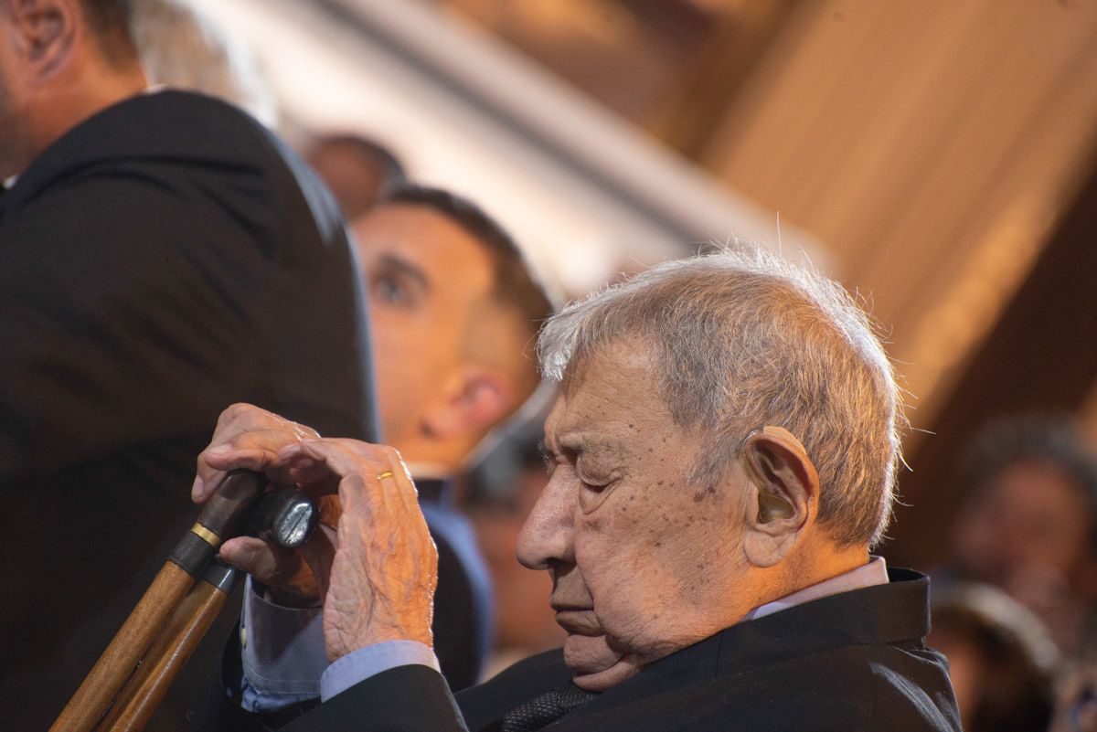 Oraldo Britos escucha el discurso de agradecimiento de Lorenzo Pepe, sosteniendo los bastones de ambos en el homenaje a la dirigencia sindical a 40 años del retorno de la democracia. Foto: Max Lopez Musacchio/ aRGra Escuela 2023