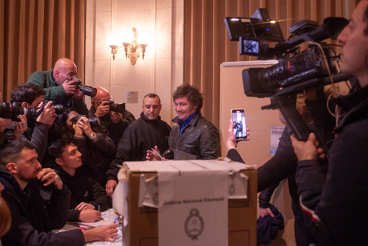 Javier Milei, precandidato a presidente por el espacio político La Libertad Avanza vota en la sede Medrano de la UTN (Universidad Técnica Nacional) en el marco de las votaciones PASO en la Ciudad Autónoma de Buenos Aires, Argentina el 13 de Agosto de 2023. Foto: Max Lopez Musacchio/ aRGra Escuela 2023
