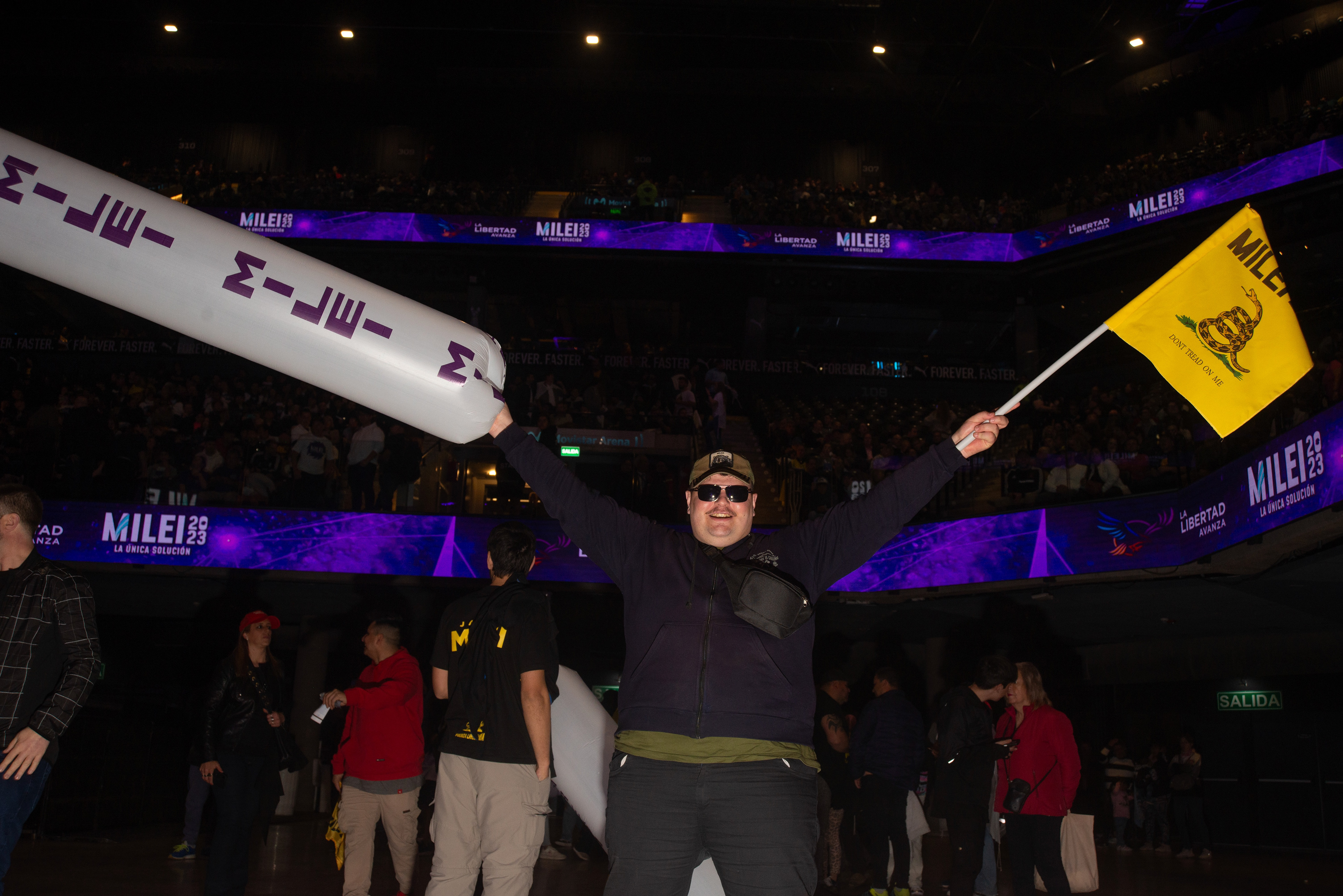 Un militante participa de cierre de campaña de Javier Milei y su espacio político La Liberta Avanza en el Movistar Arena en la Ciudad Autónoma de Buenos Aires, Argentina el 18 de Octubre de 2023. Foto: Max Lopez Musacchio/ aRGra Escuela 2023