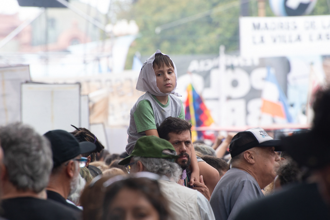 Un niño con pañuelo blanco, símbolo de la Asociación Madres de Plaza de Mayo, participa en la conmemoración del día Nacional de la Memoria por la Verdad y la Justicia en la Ciudad Autónoma de Buenos Aires, Argentina, el 24 de Marzo de 2023.