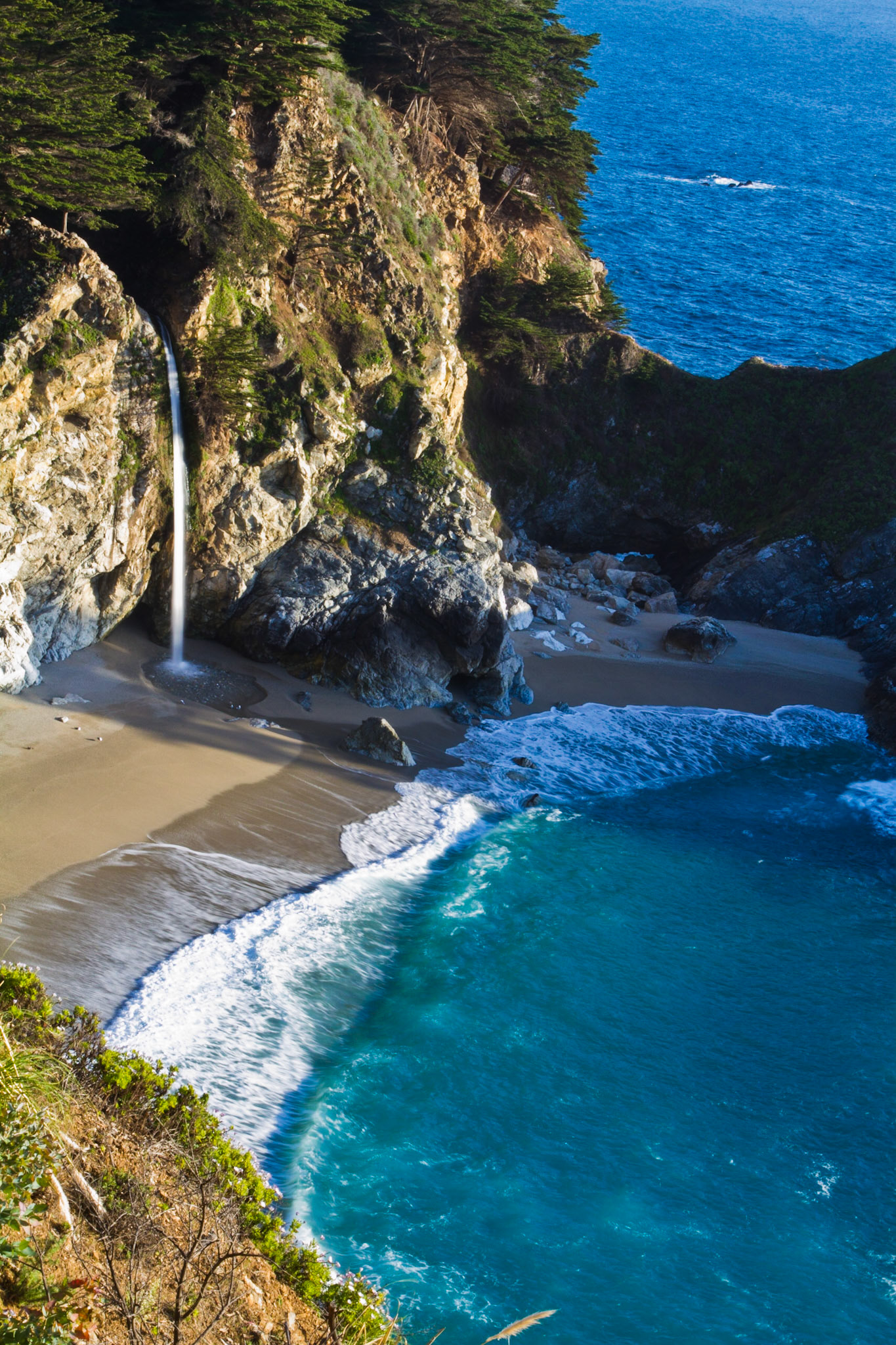 McWay Falls in Julia Pfeiffer Burns State Park CA. Along CA route 1 in the Big Sur area of CA