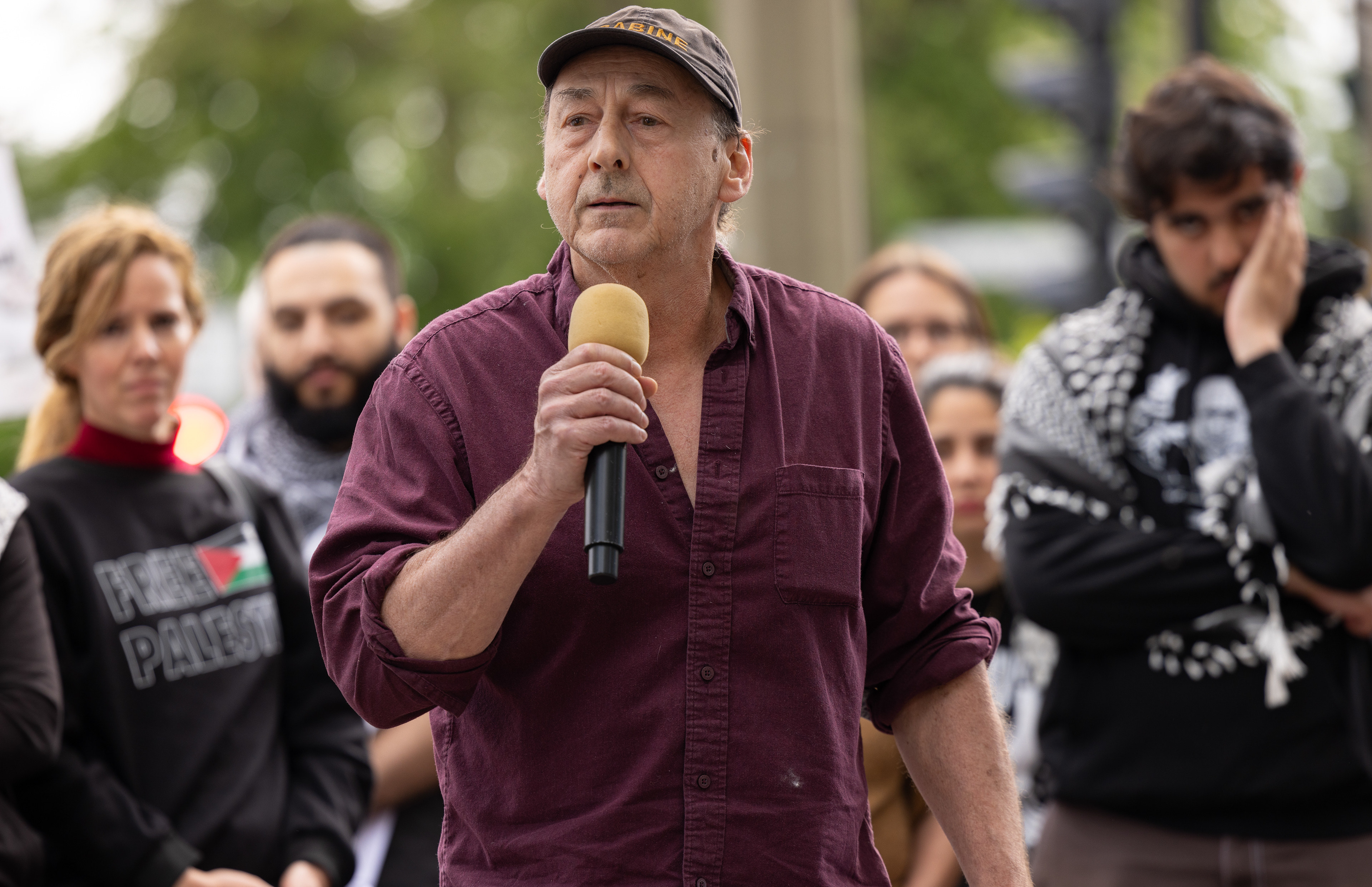 Mr Luc Picard avant une manifestation.