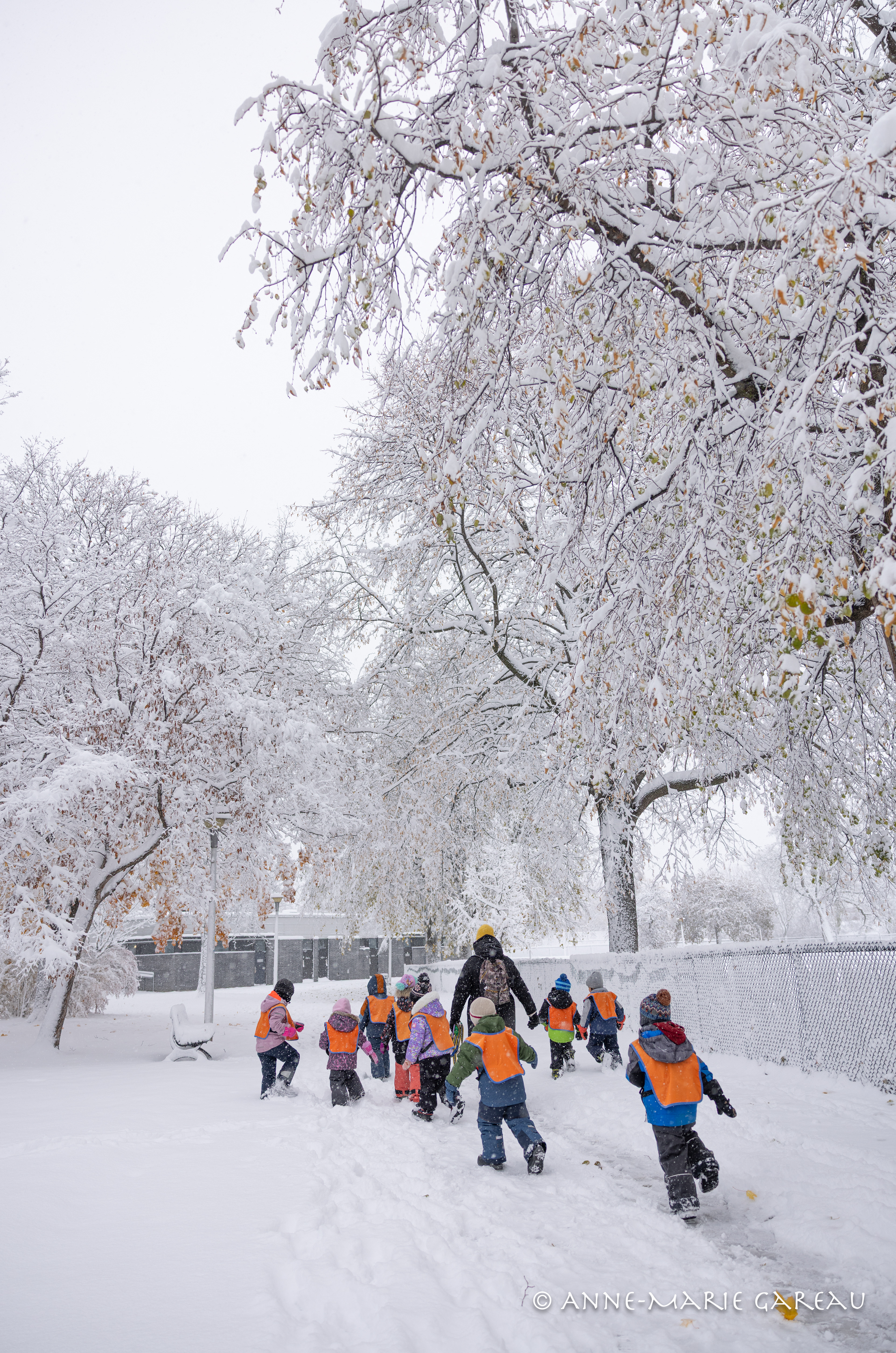 Maternelle au parc après une tempête.