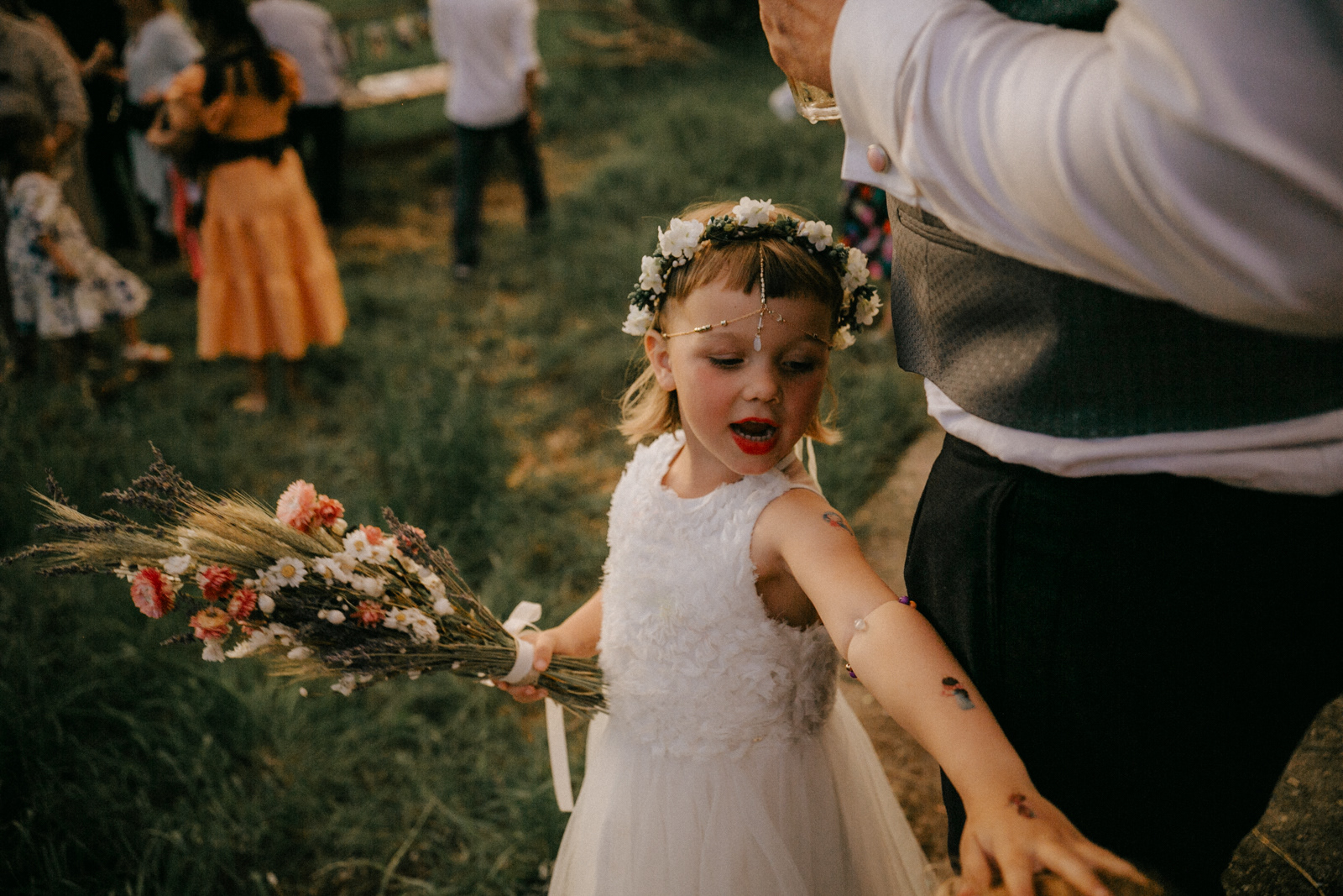 eine hochzeit mit einer freien trauung in einer scheune. scheunen hochzeit, anti chliche hochzeit, wedding, ungestellte hochzeitsfotografie