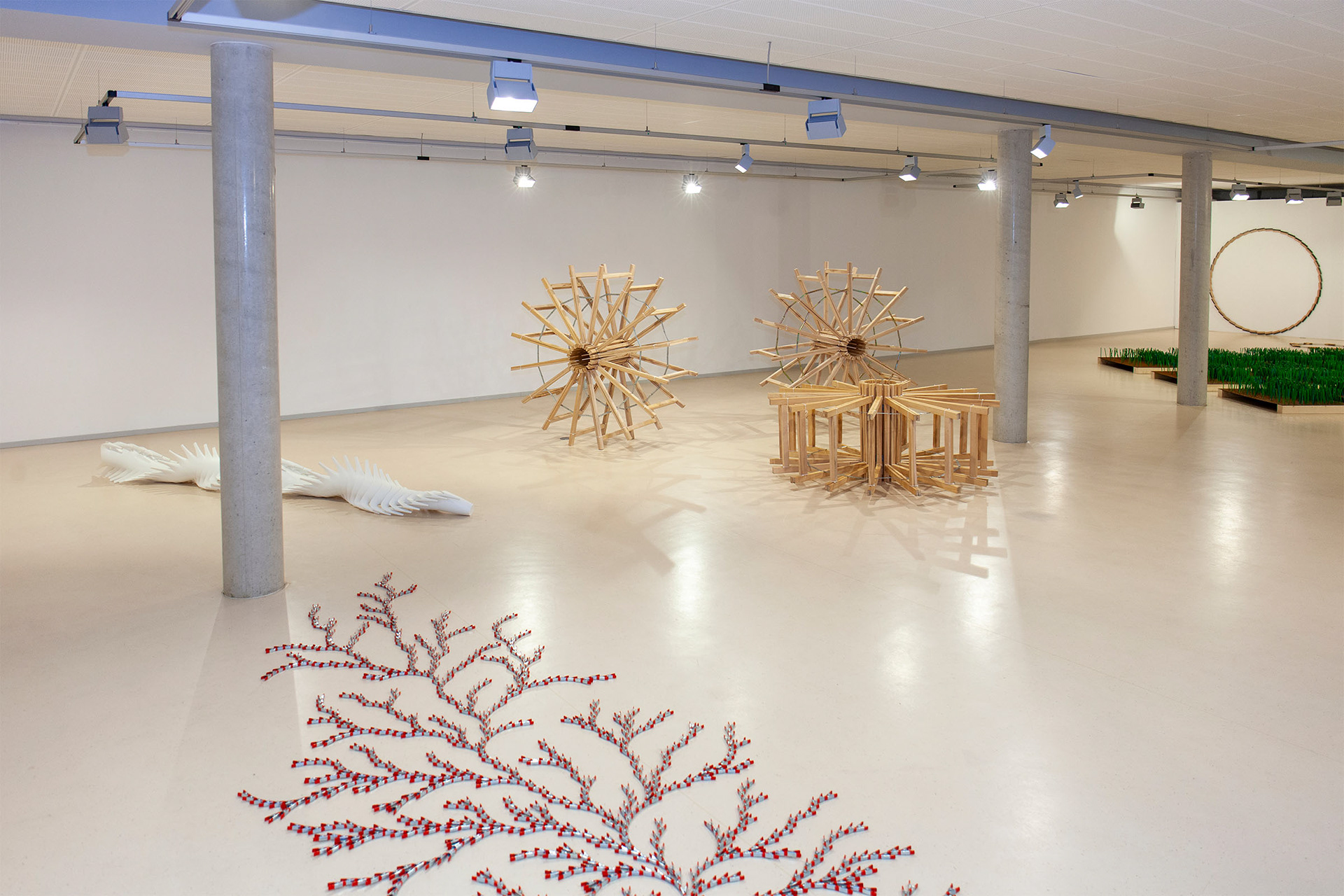 Ausstellungsansicht mit Arbeiten von Kristin Lohmann