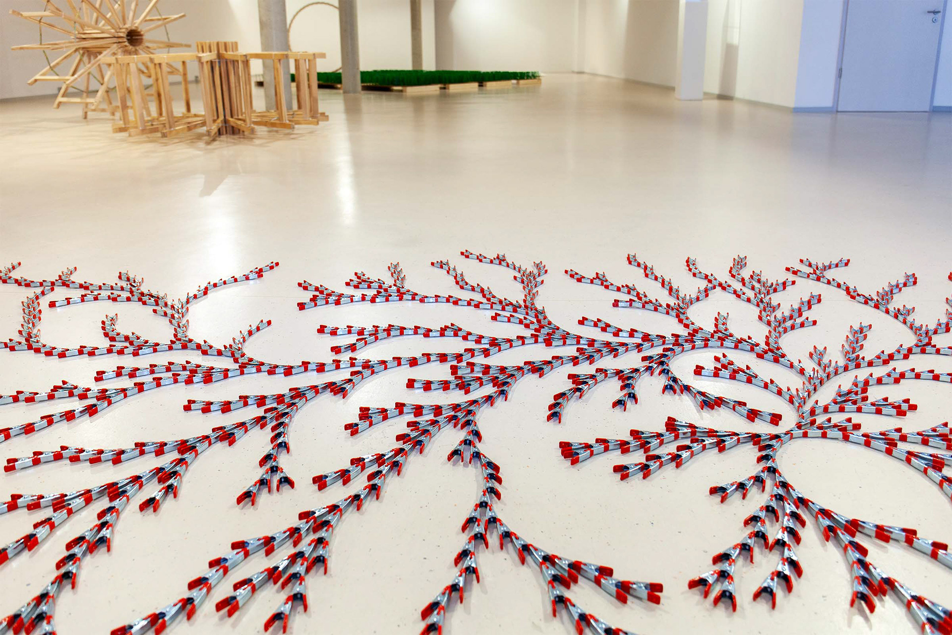 Installation von Kristin Lohmann in einer Ausstellung