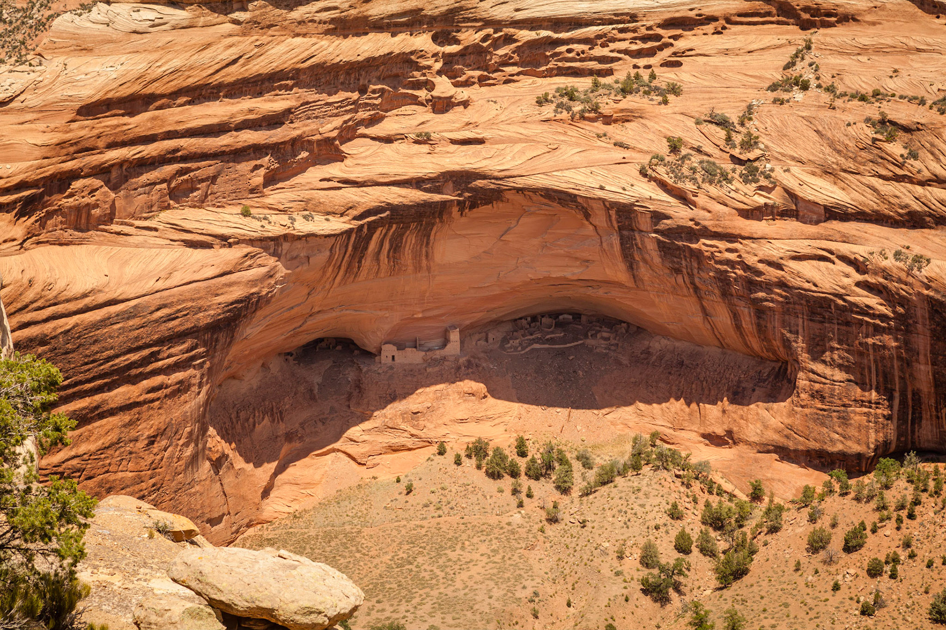 Mummy Cave Overlook, House Under the Rock, Canyon de Chelly, Chinle, AZ.  © 2013 Ming Lo