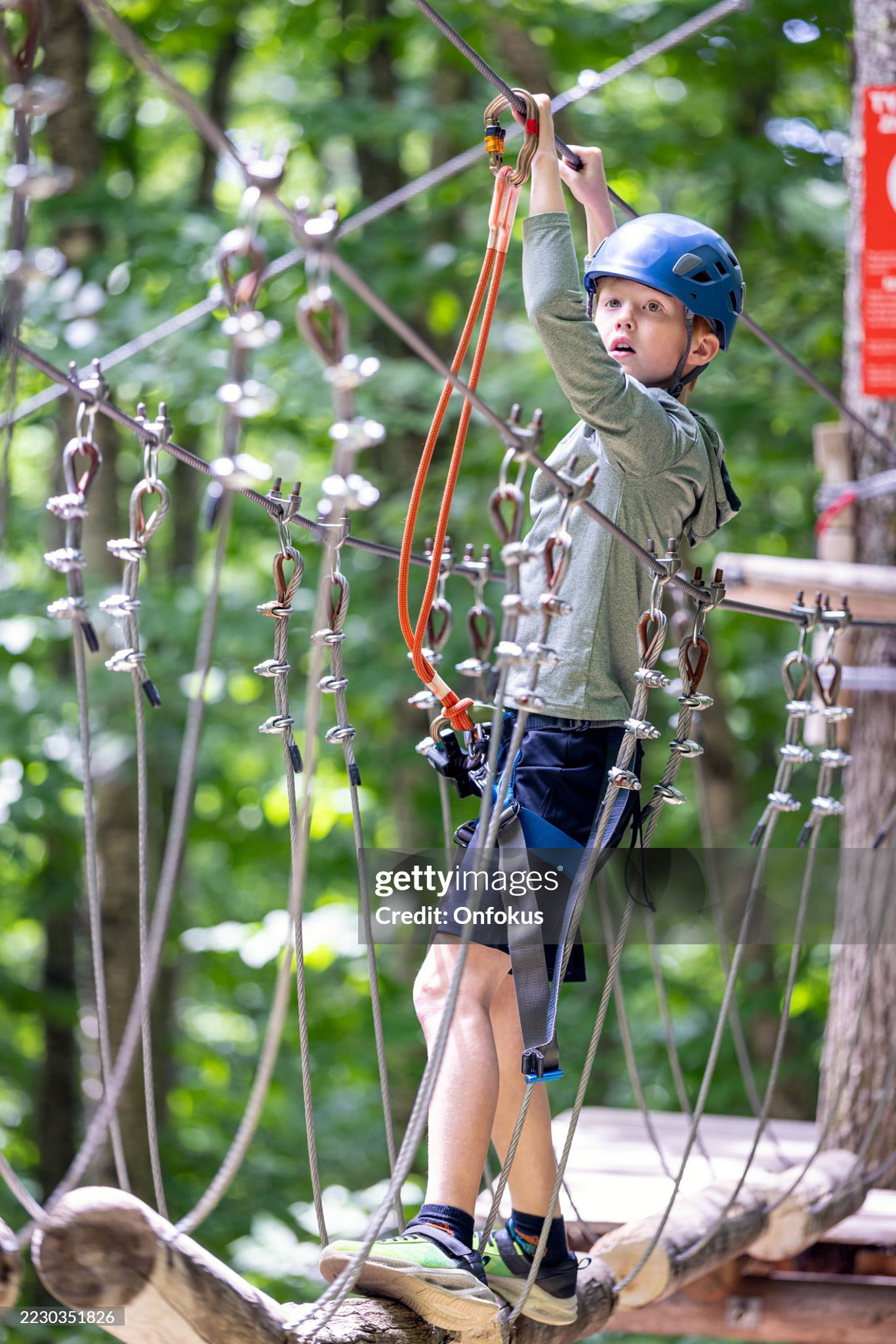 Young Boy having fun in Rope park during summer. Adventure, arbraska, arbres en arbres.