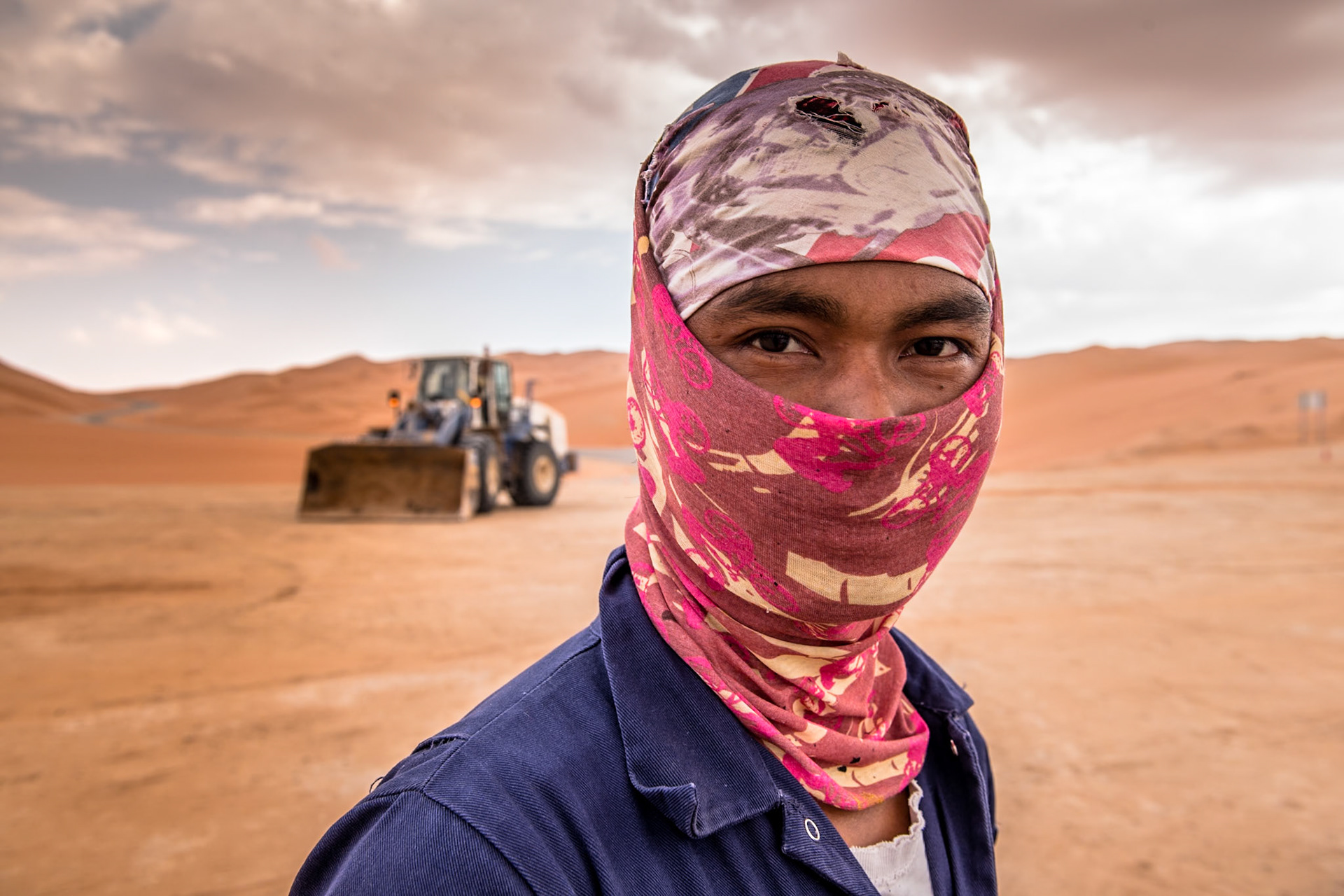 Worker, moving sand in the middle of the Empty quarter, Saudi Arabia