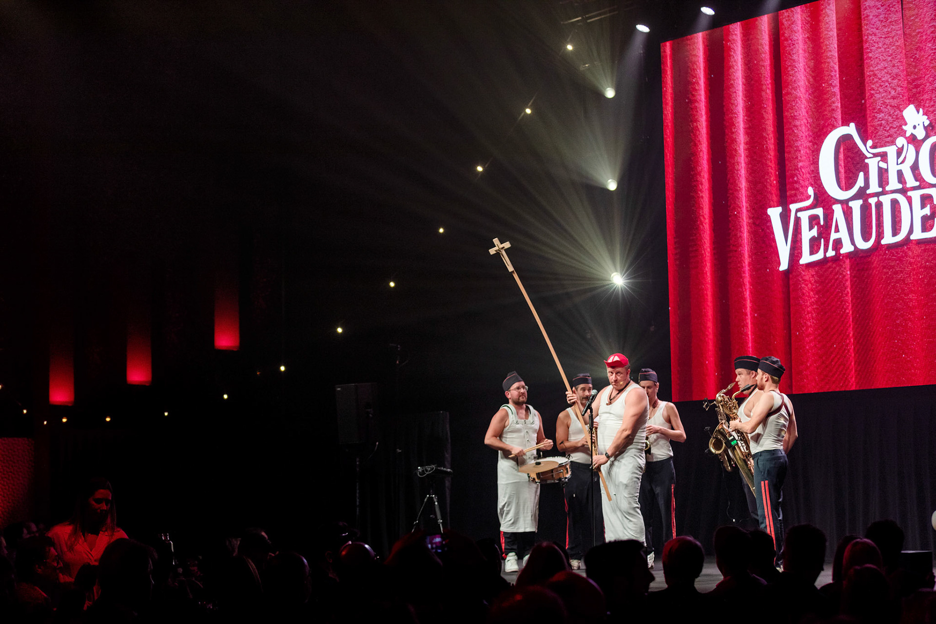 Live band op het podium, met volle spotlights – een indrukwekkende show, perfect voor eventfotografie rond Dendermonde.