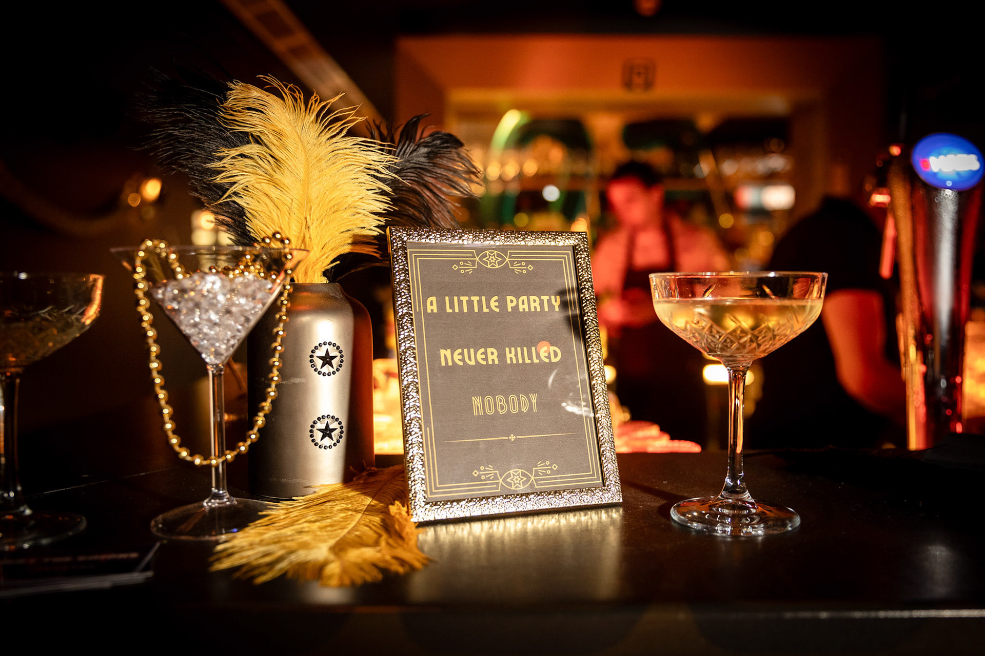 Chique cocktailbar met gouden details – vastgelegd om de classy sfeer van je event te laten zien.