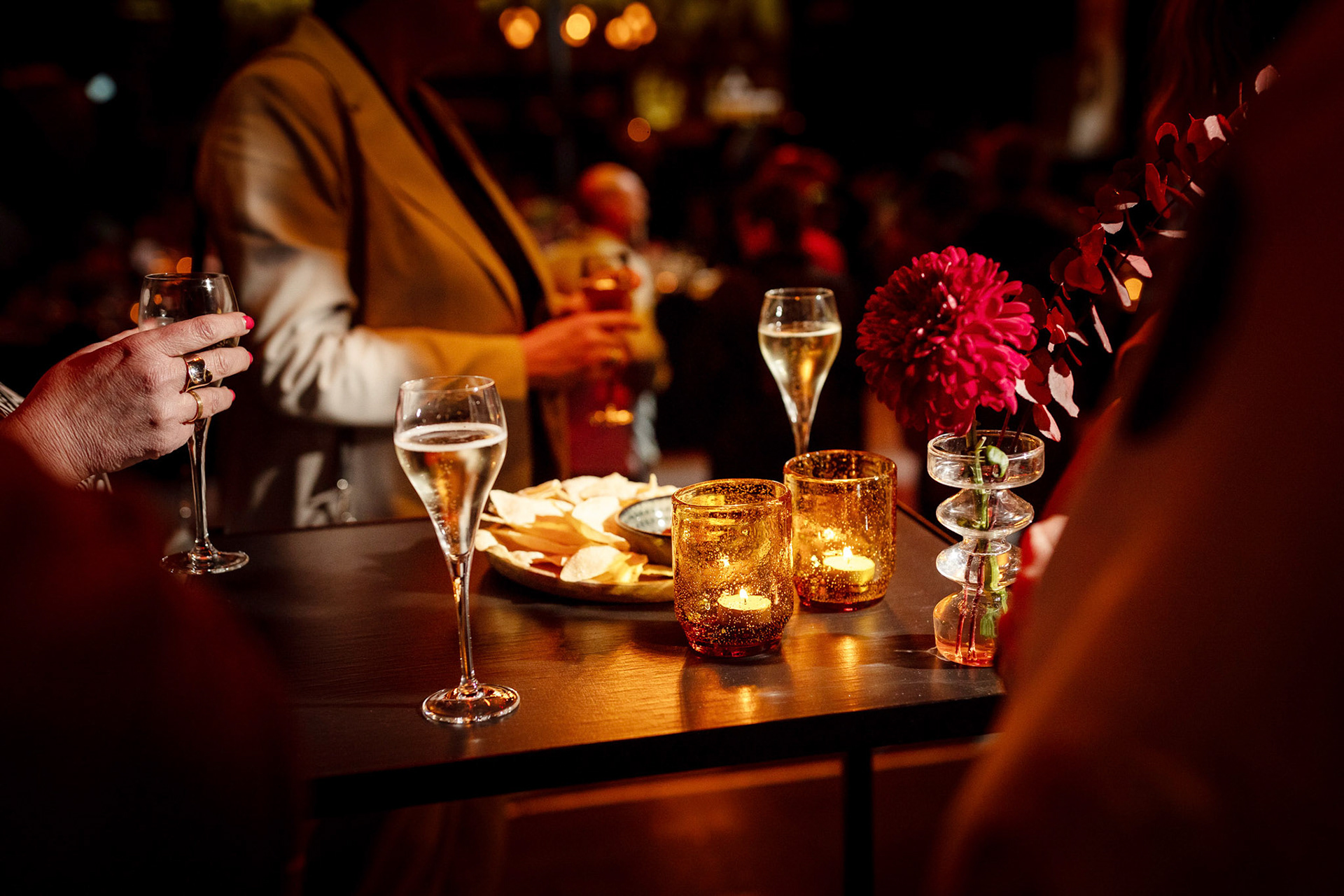 Stijlvol stilleven met cava en decoratie: ook de kleine momenten verdienen een grootse foto