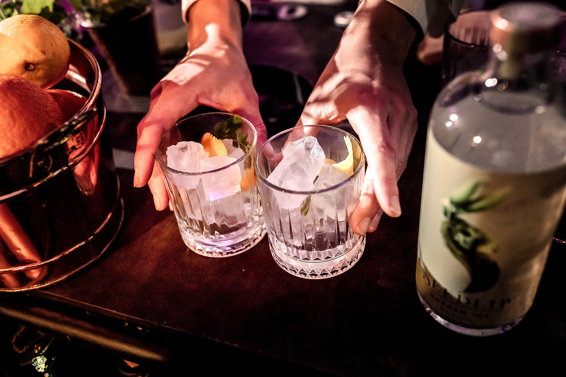 Klassieke gin-tonic presentatie – stijlvolle barsetting voor onvergetelijke feesten in Dendermonde.