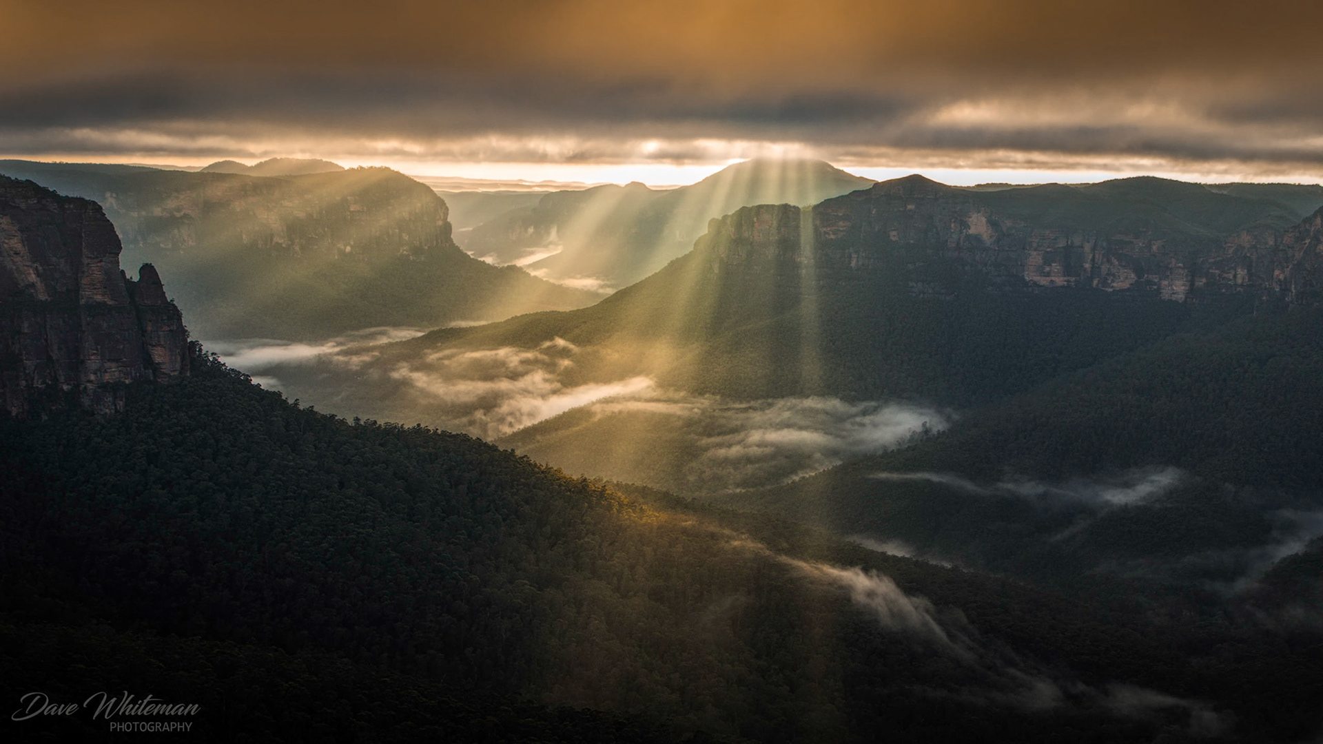 Sunbeams reaching into the Grose Valley in the Blue Mountains.