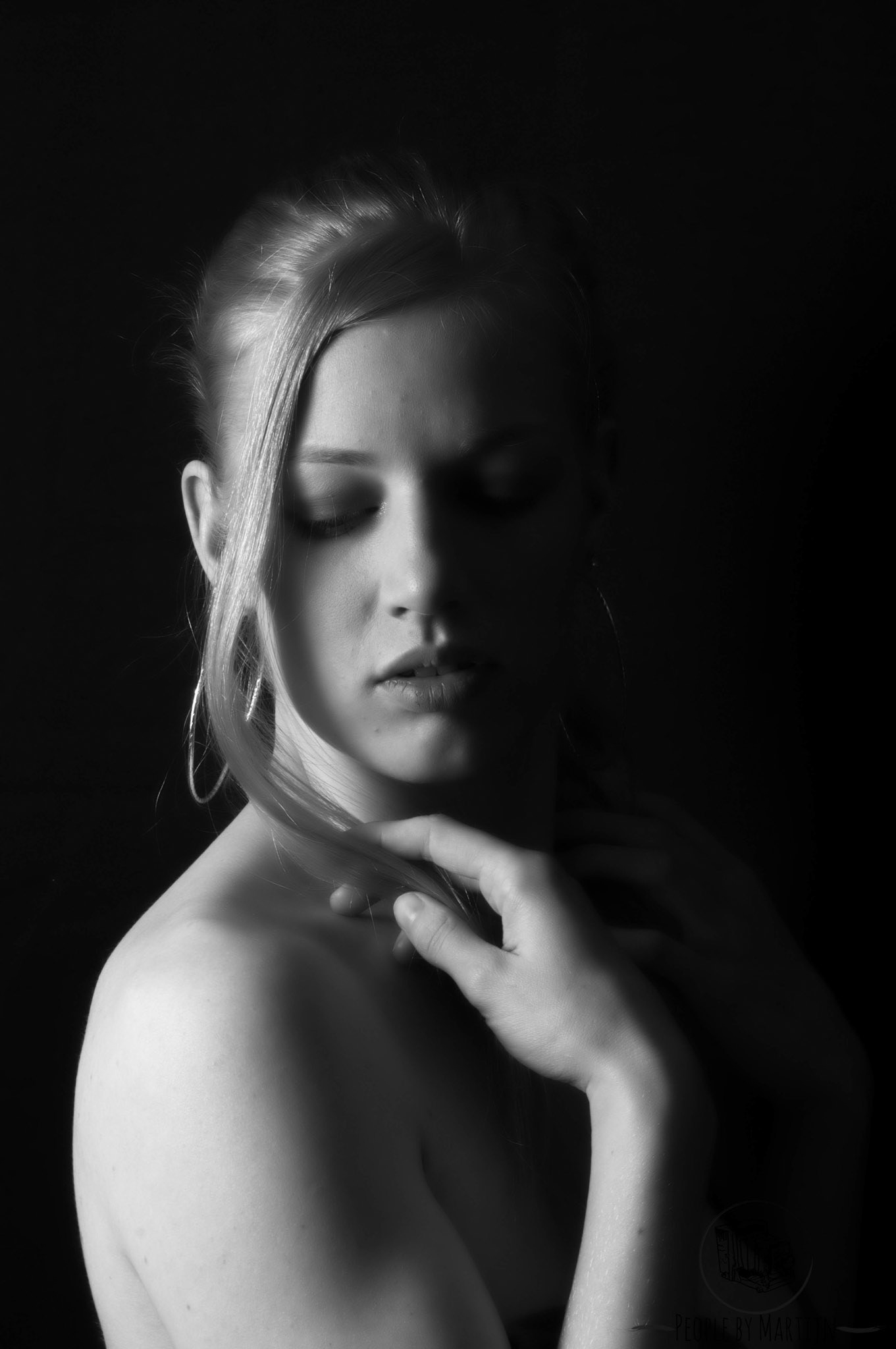 Zwart wit portret studio - teder en vrouwelijk