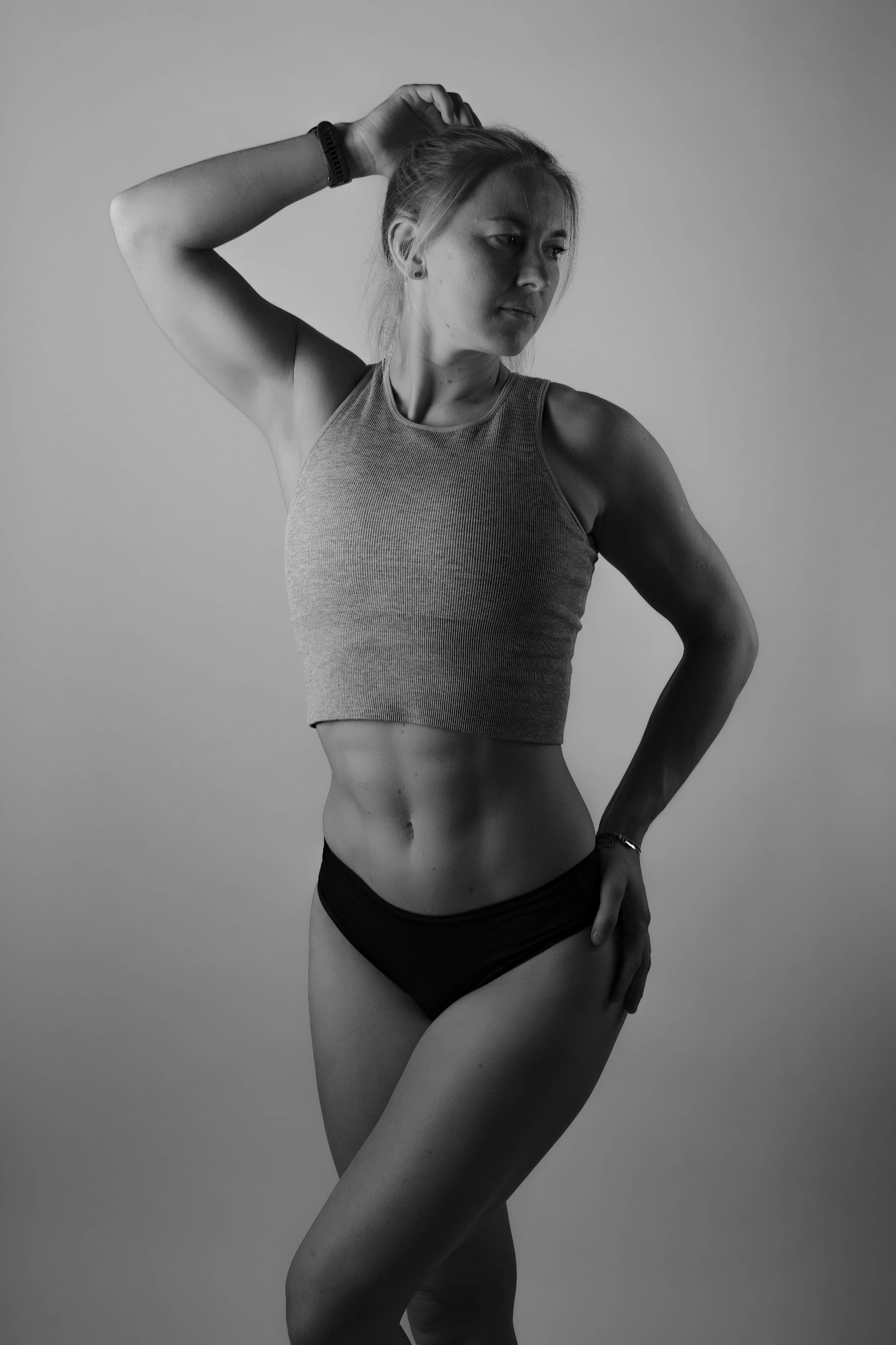 fitness model in tshirt en onderbroek