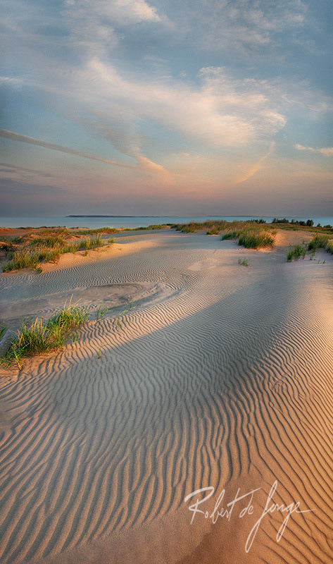The sunrise reveals the contours of the landscape vat Sleeping Bear Point