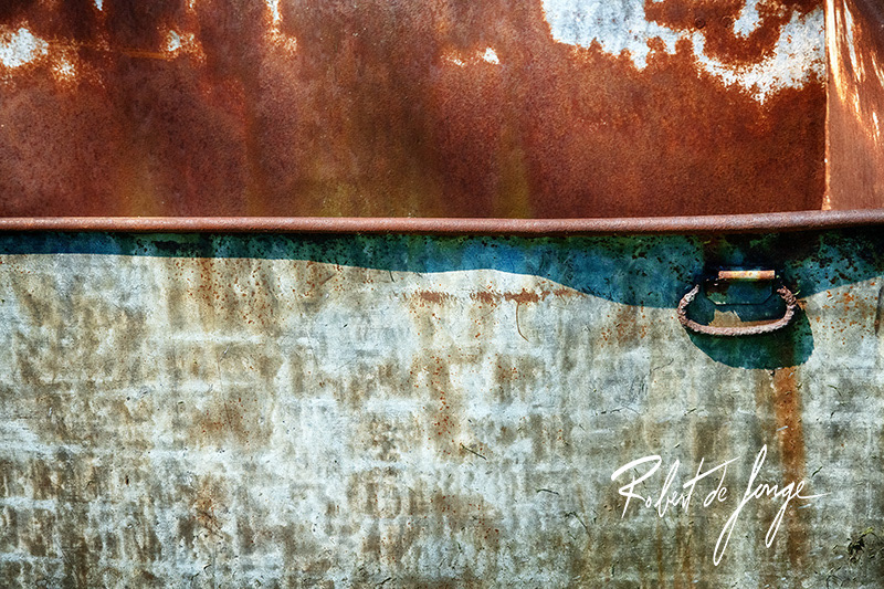 A rusty tub and handle