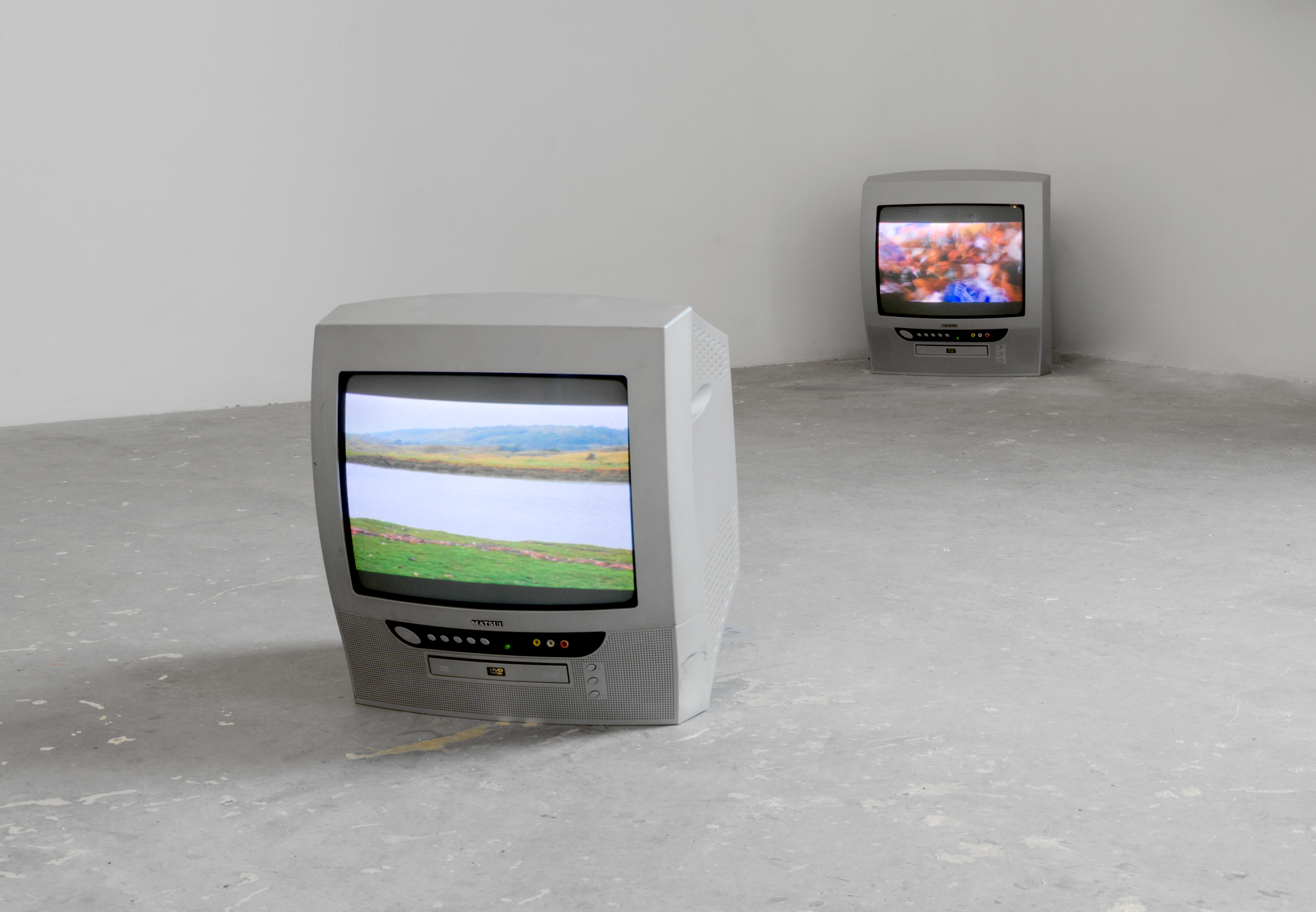 Gaggle; Kate Woodward, 2015; two-channel video; 00:01:30 / 00:12:43 [looped]