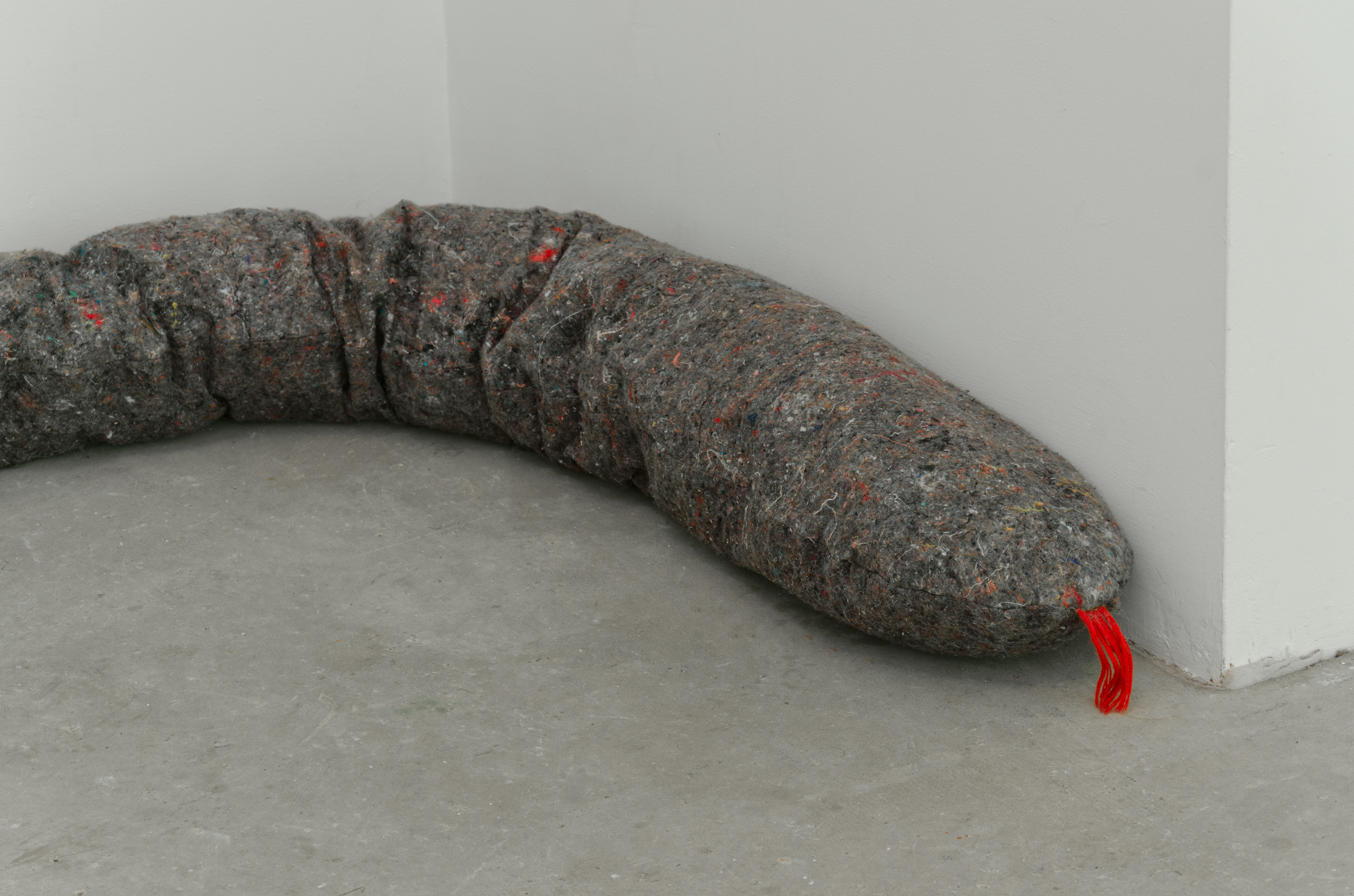 Snake Hugs; Sara Nunes Fernandes, 2013; Fleece; 20 × 20 × 3600cm