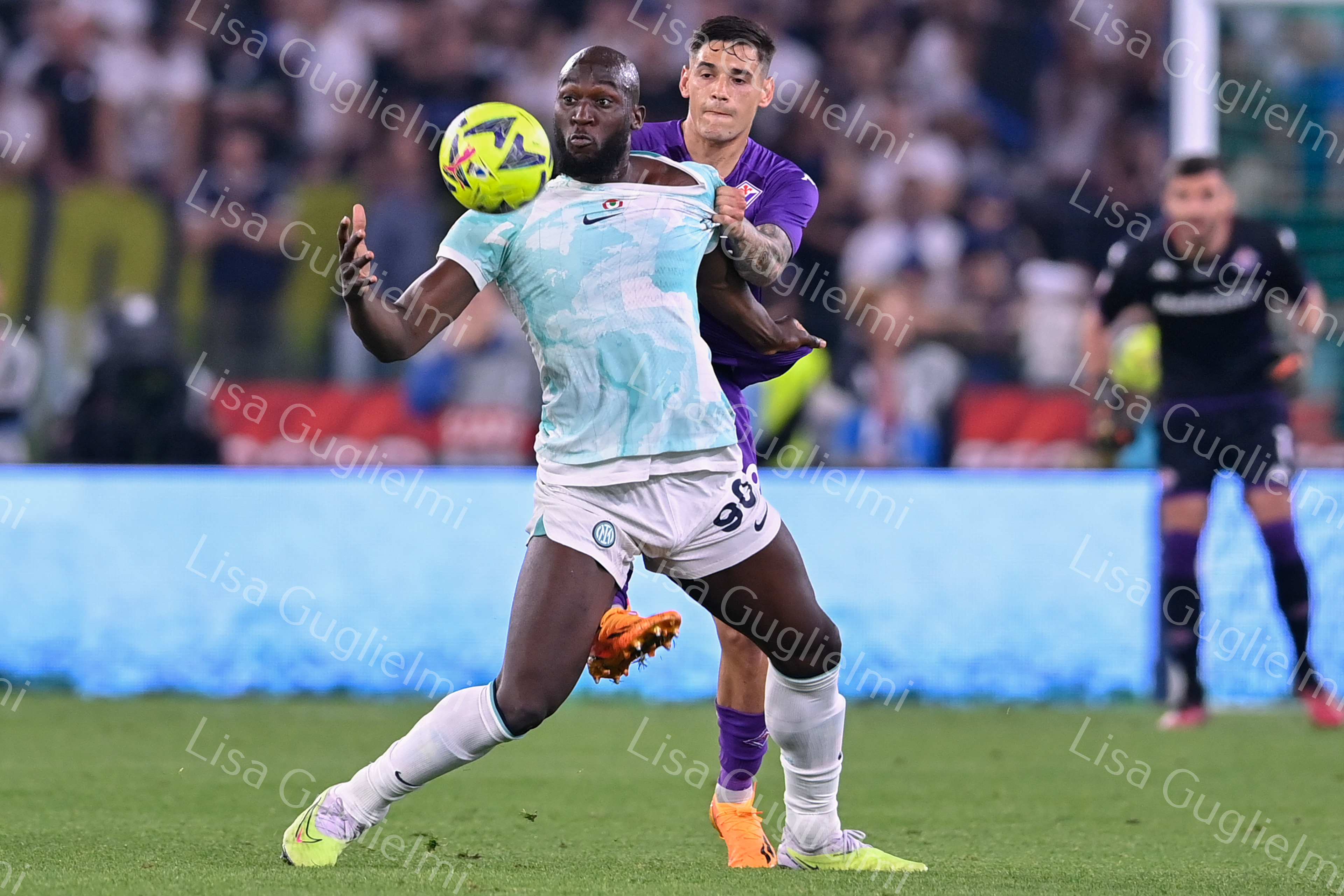 Contrasto tra Romelu Lukaku e Lucas Martinez Quarta