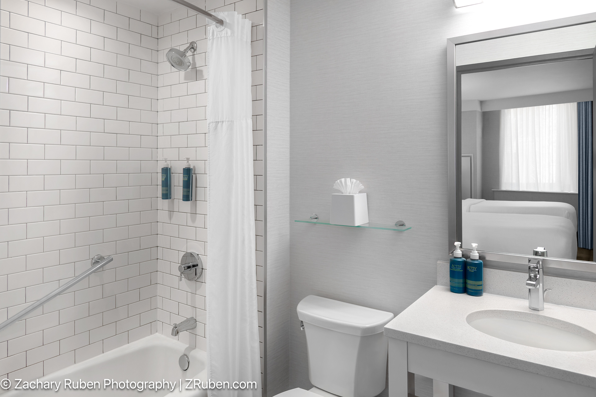 Shower/Tub Combination Bathroom at Four Points New York Downtown