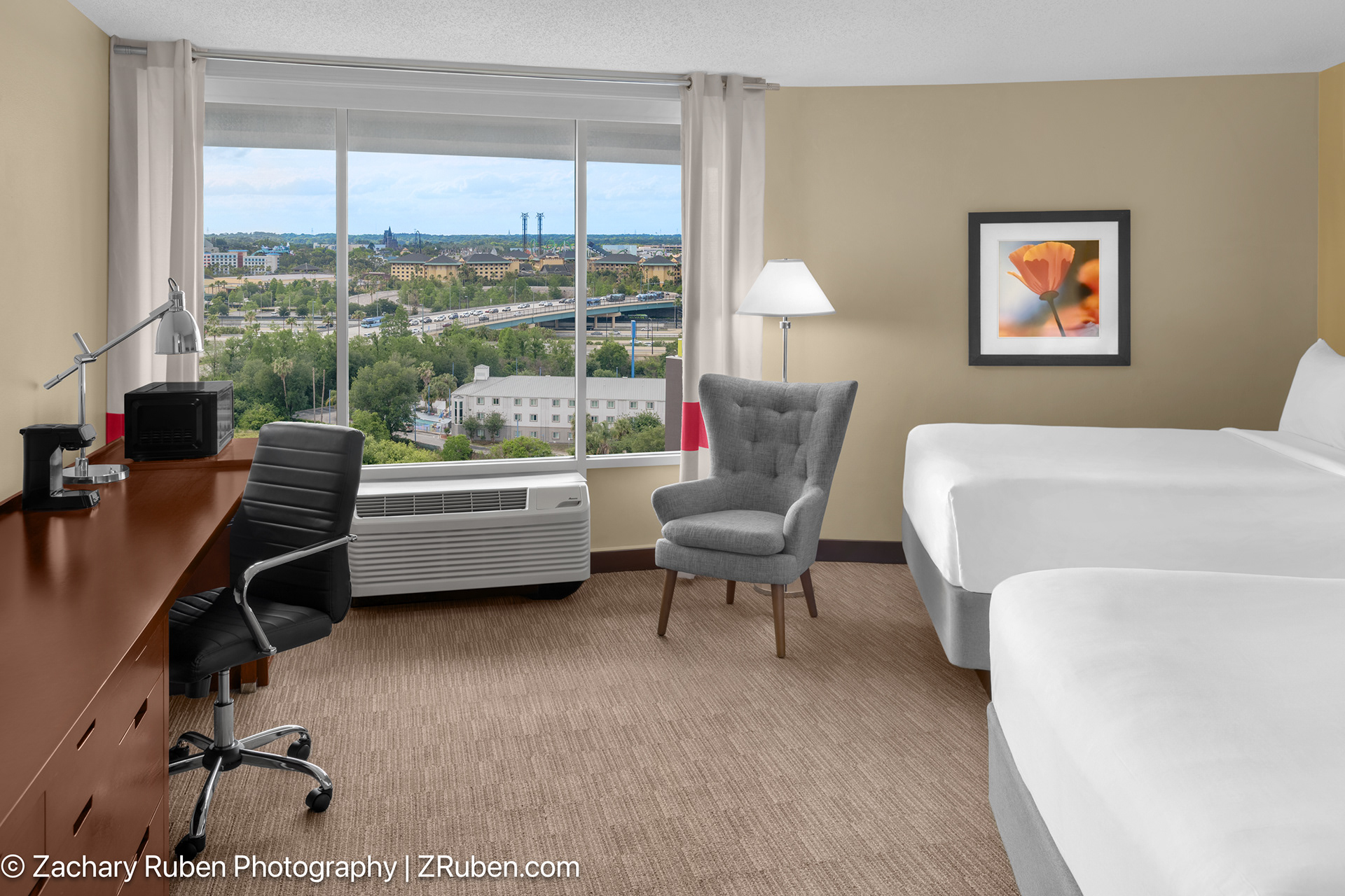 Deluxe Queen Guest Room at Four Points by Sheraton Orlando International Drive
