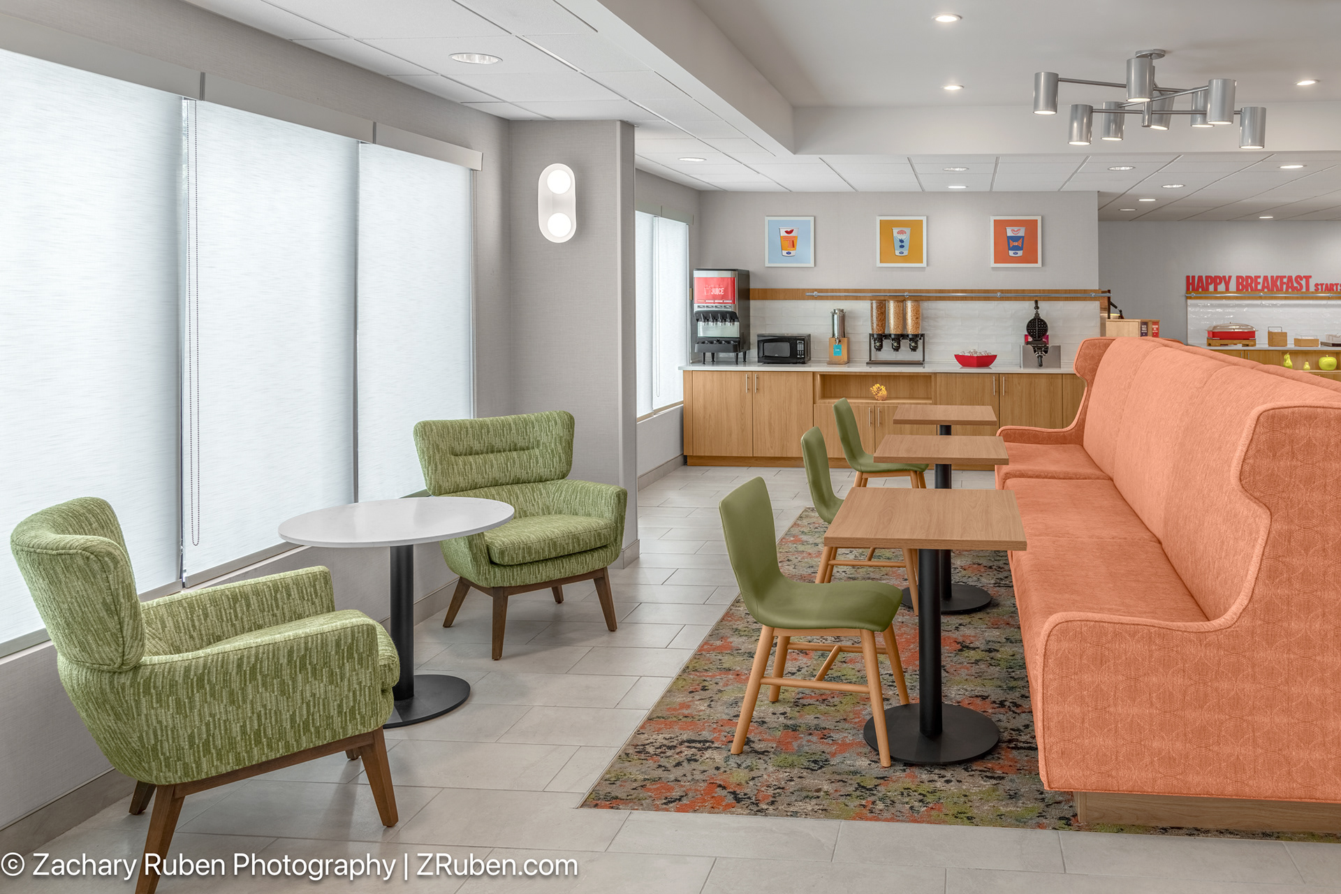 Breakfast Seating at Hampton Inn Kansas City/Shawnee Mission