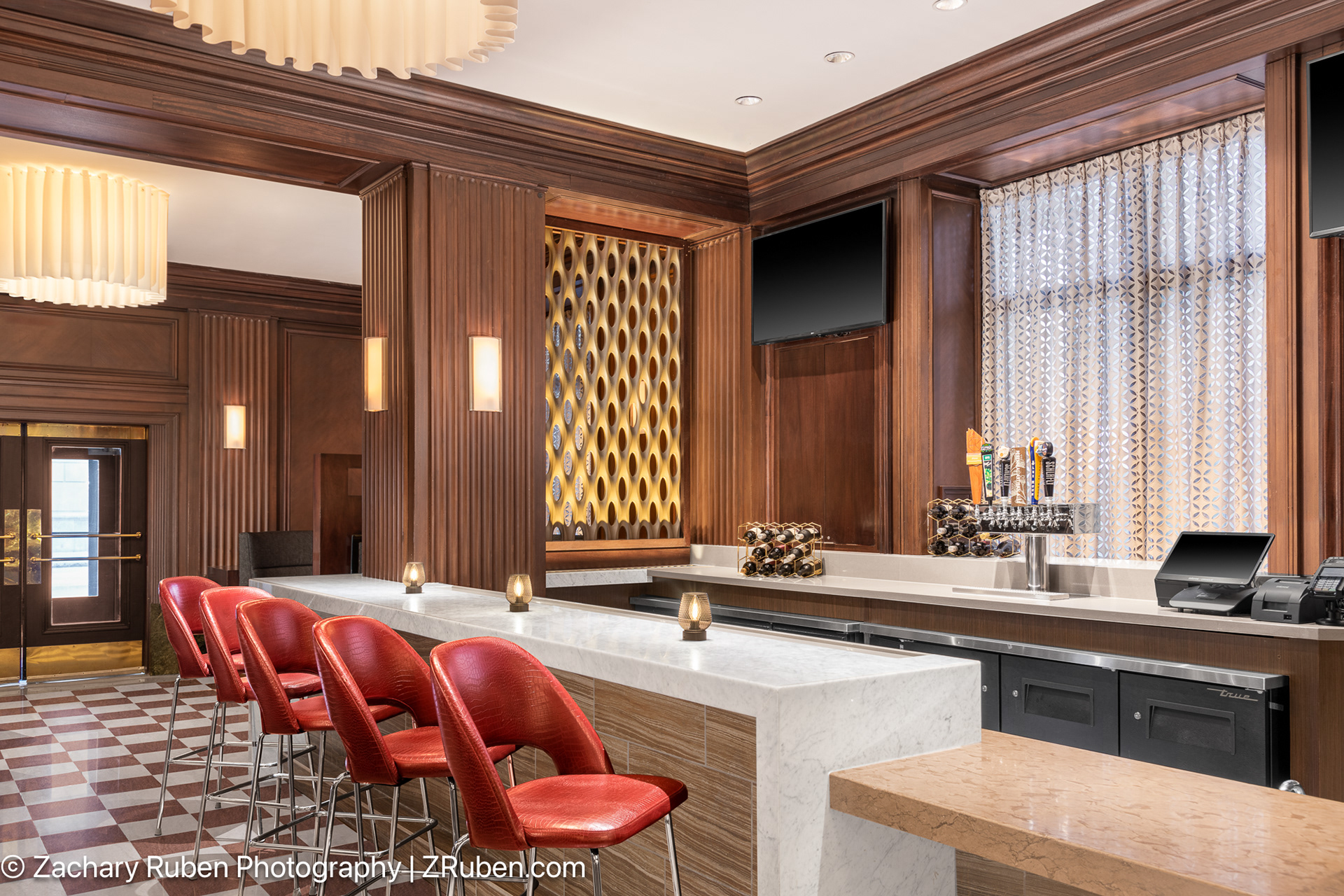 Bar at Courtyard St. Louis Downtown