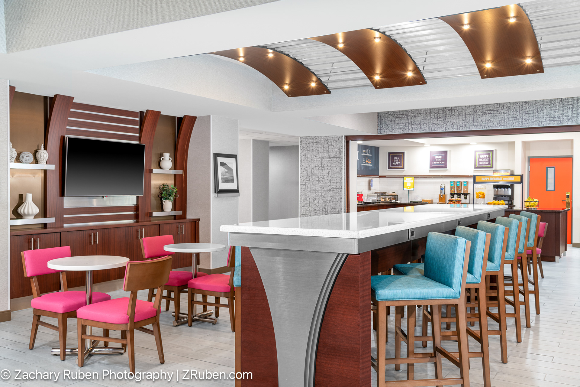 Breakfast Seating Area at Hampton Inn Sacramento CAL Expo