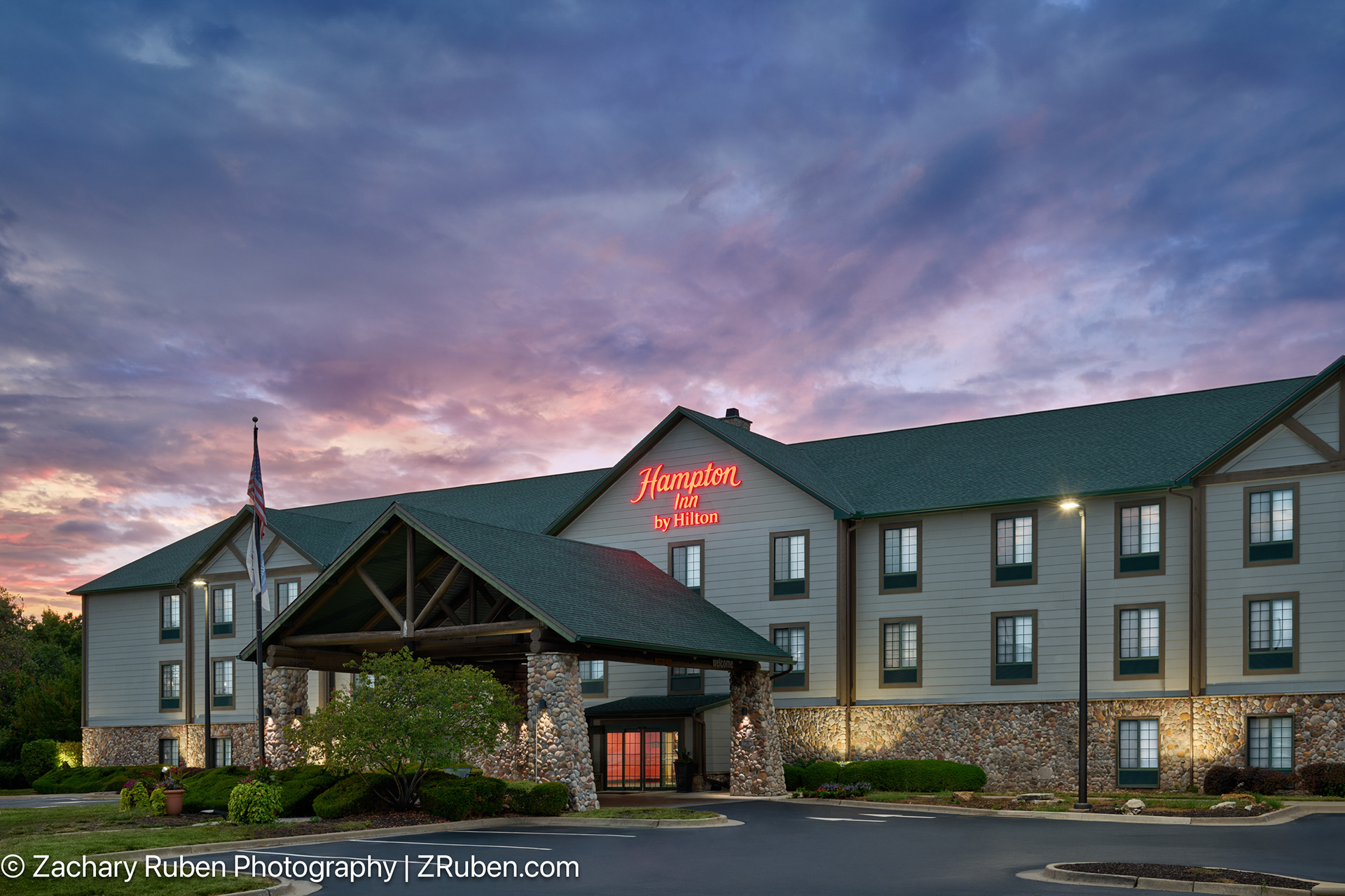 Exterior Dusk at Hampton Inn Kansas City The Legends