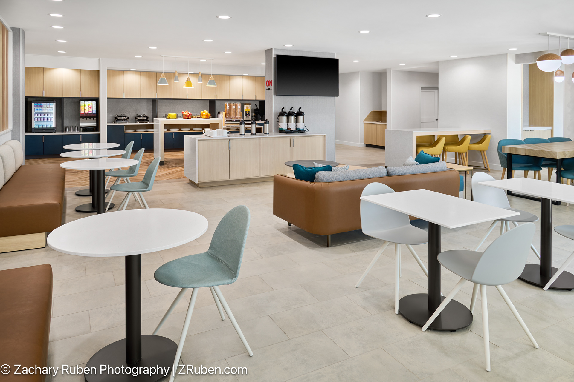 Breakfast Seating Area at Towneplace Suites Romeoville