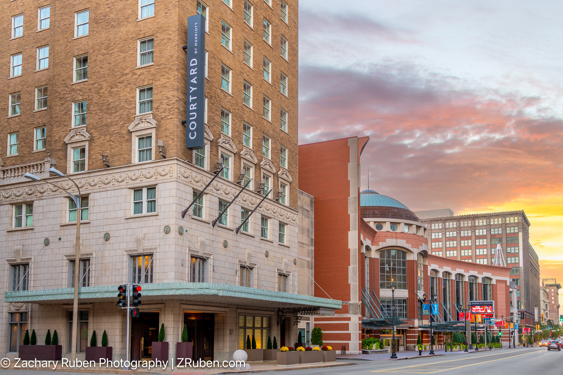Exterior Sunset at Courtyard St. Louis Downtown