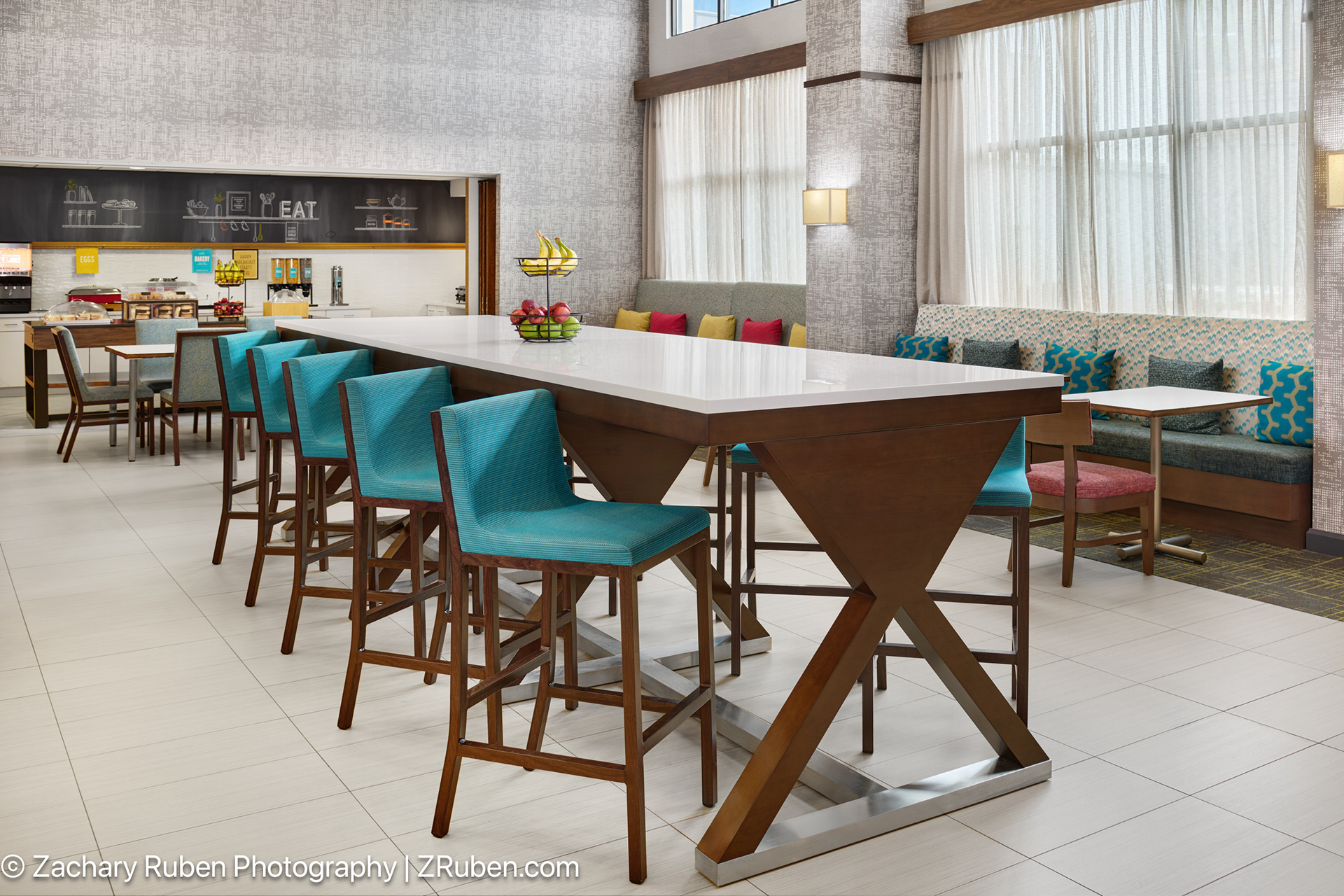 Breakfast Seating Area at Hampton Inn Parsipanny/North