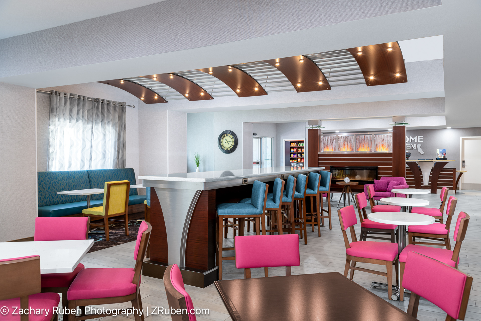 Breakfast Seating Area at Hampton Inn Sacramento CAL Expo