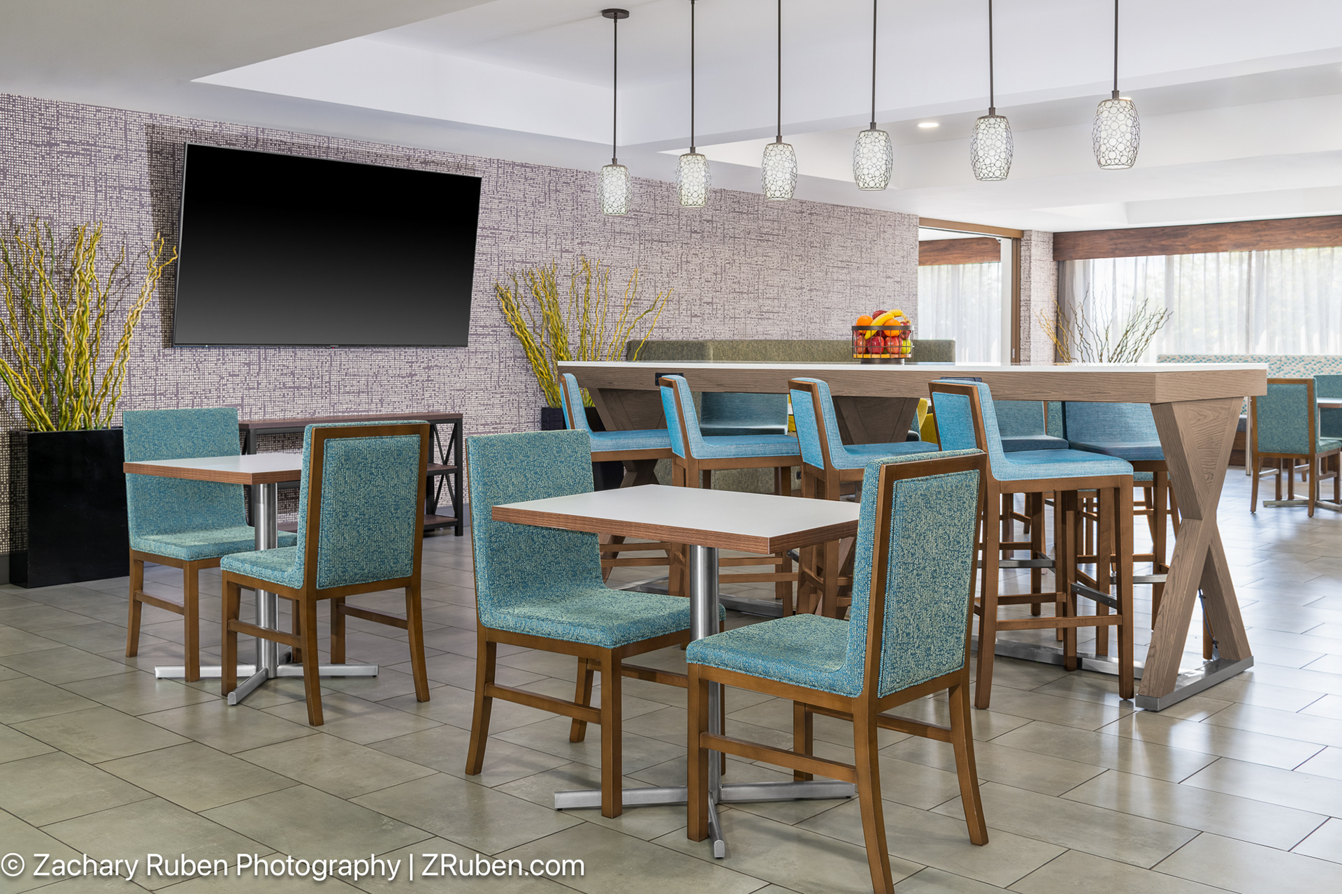 Breakfast Seating Area at Hampton Inn Martinsburg