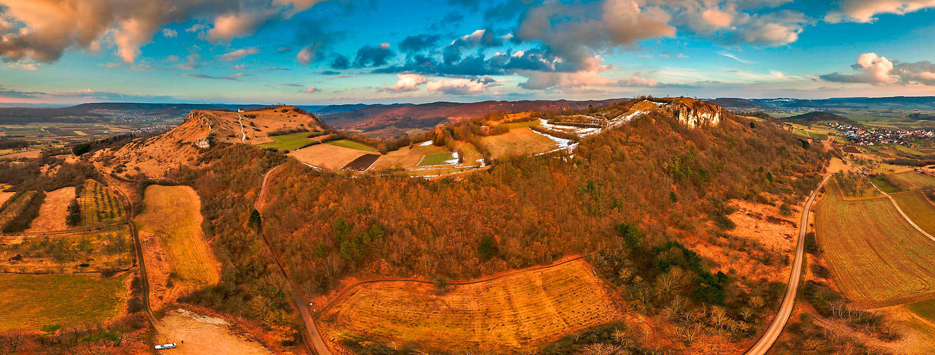 Frühlingsabend Luftbildpanorama vom Walberla und Rodenstein im Landkreis Forchheim, Naturpark Fränkische Schweiz