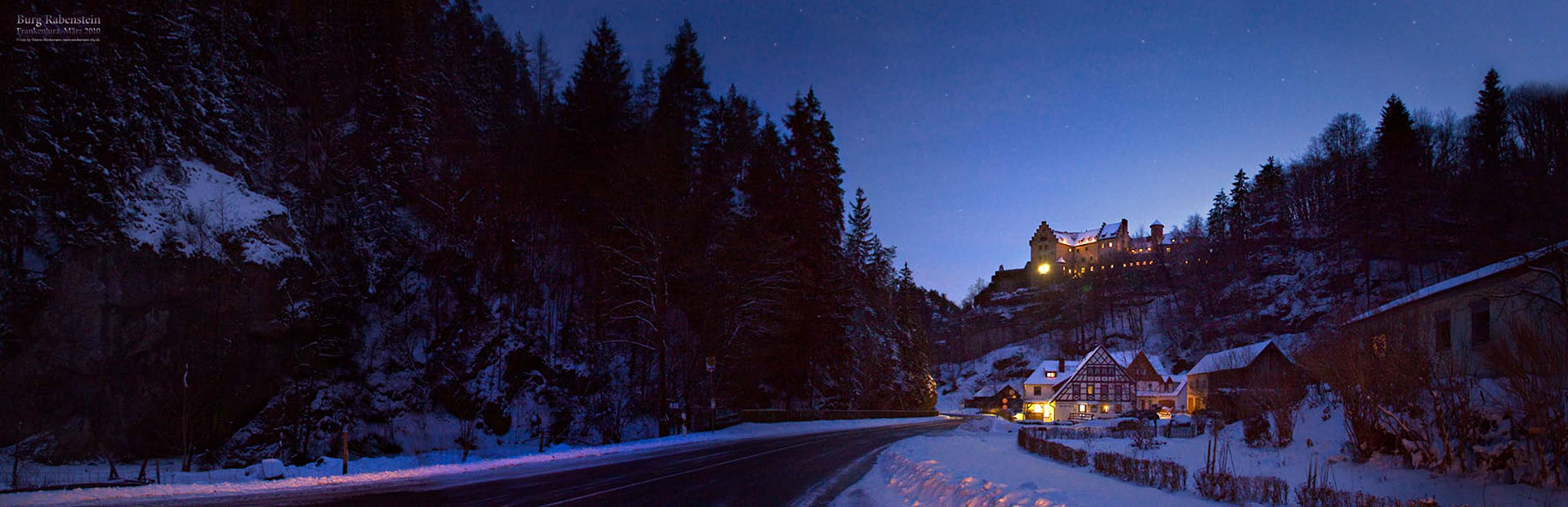 Nachtpanorma, Burg Rabenstein mit Gasthof Pension Neumühle, im Ailsbachtal, Naturpark fränkische Schweiz