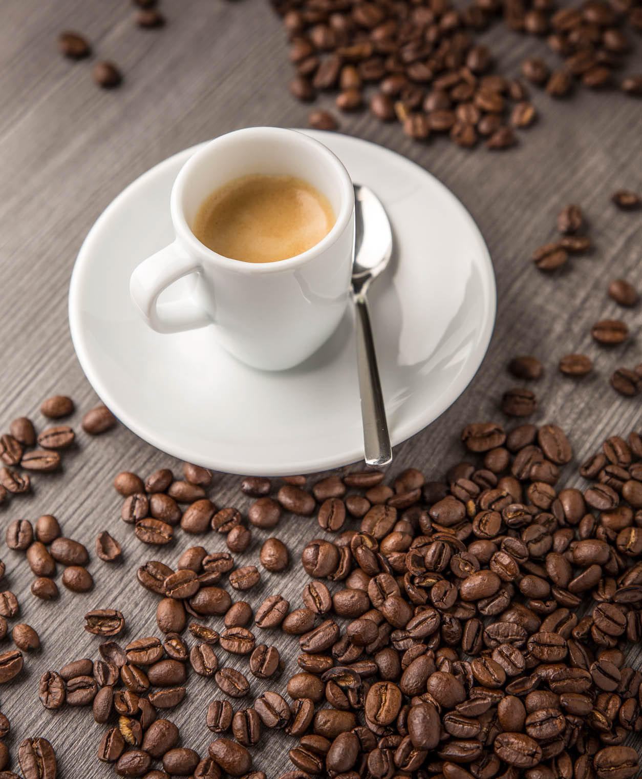 Espresso-Tasse mit Kaffeebohnen, Foodshooting,